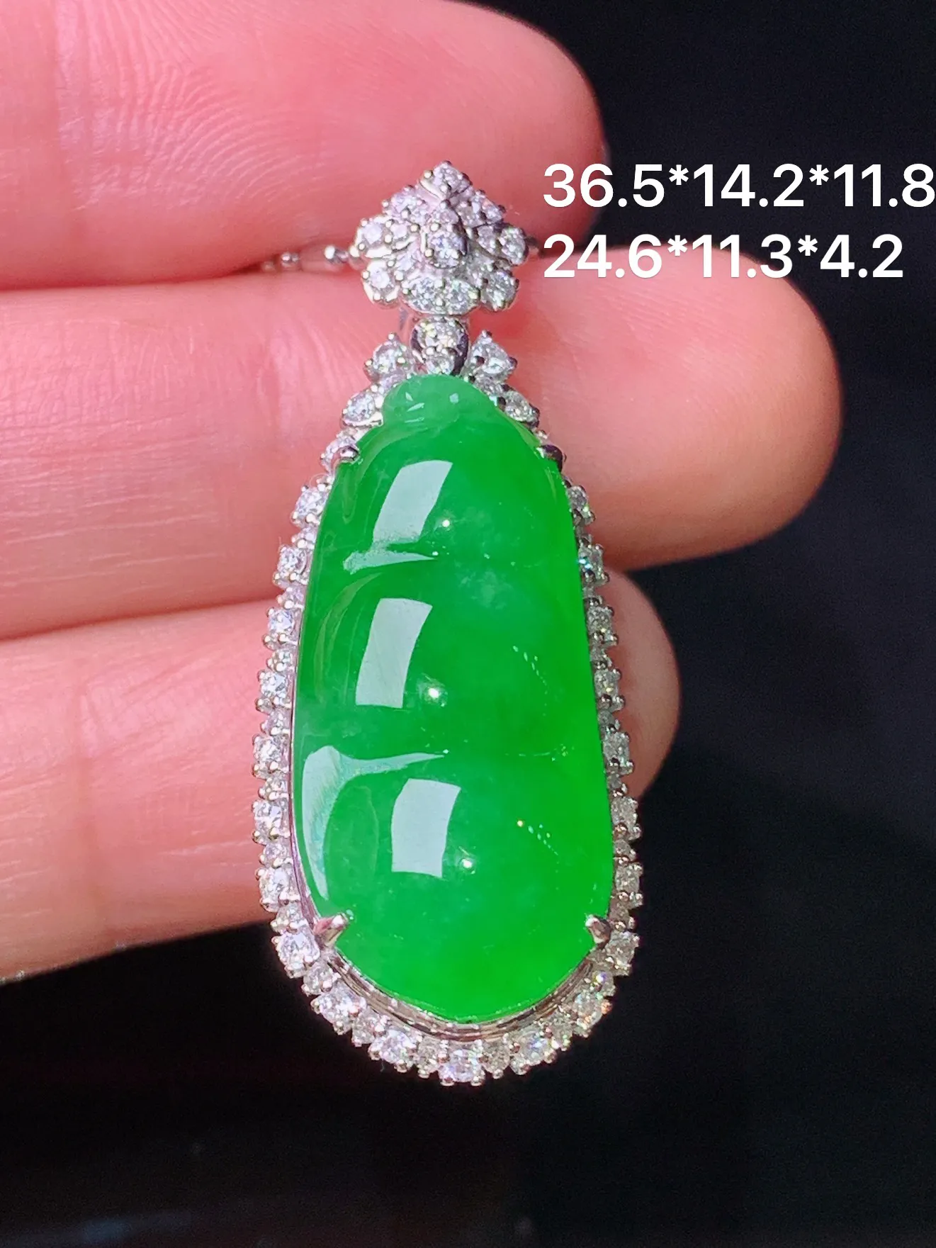 18k金钻镶嵌满绿四季豆吊坠 玉质细腻 色泽清新艳丽 整体尺寸36.5*14.2*11.8