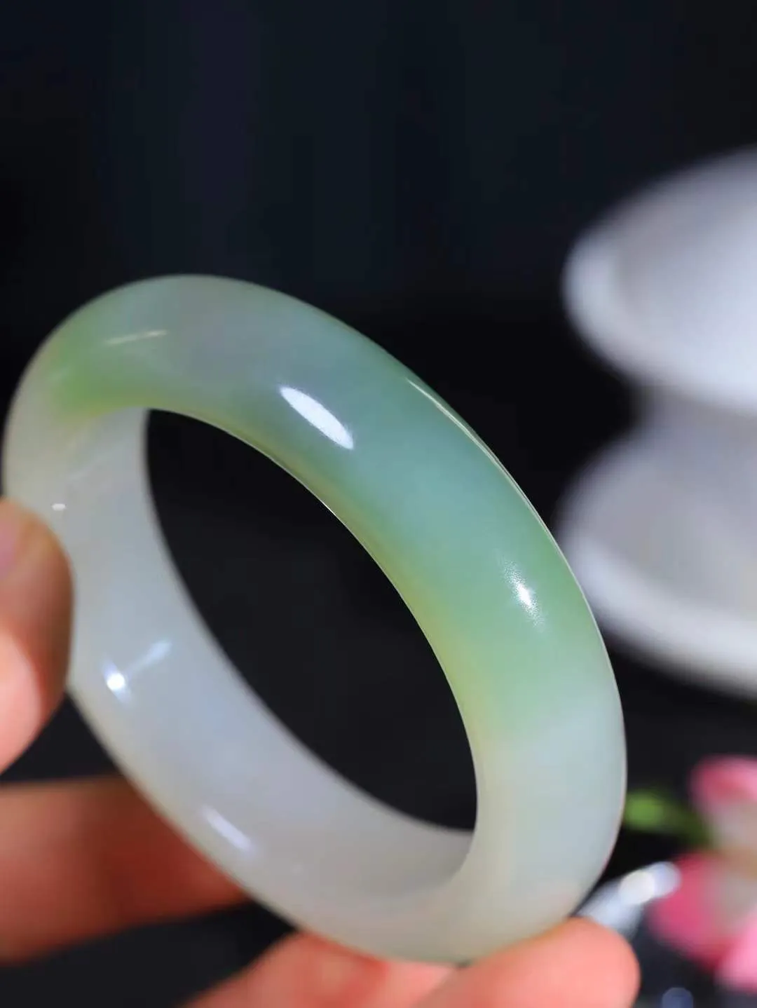 （一见倾心.手镯）

典藏级臻品️和田玉三色手镯，玉质温润细腻 油性十足 手感舒适，高华雅逸，线条流畅，简约大气，美自天成，素雅高贵。佩戴于腕间，婉约之美，举手投足间透出那低调奢华。重94克  尺寸58.5-16.4-10.8mm  56120236A