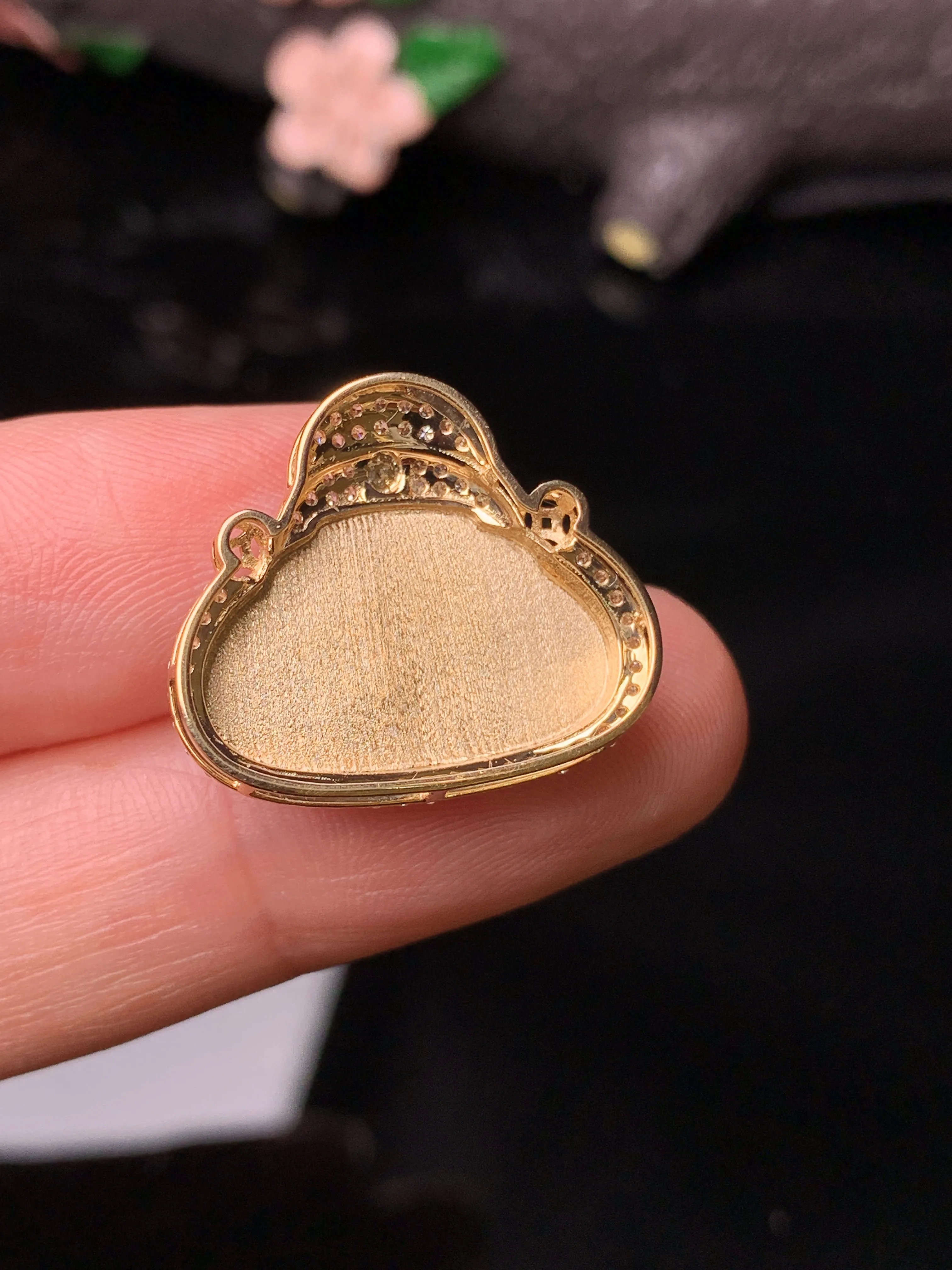 18k金钻镶嵌冰种财神吊坠 玉质细腻 色泽清新艳丽  整体尺寸18.3*20.8*7