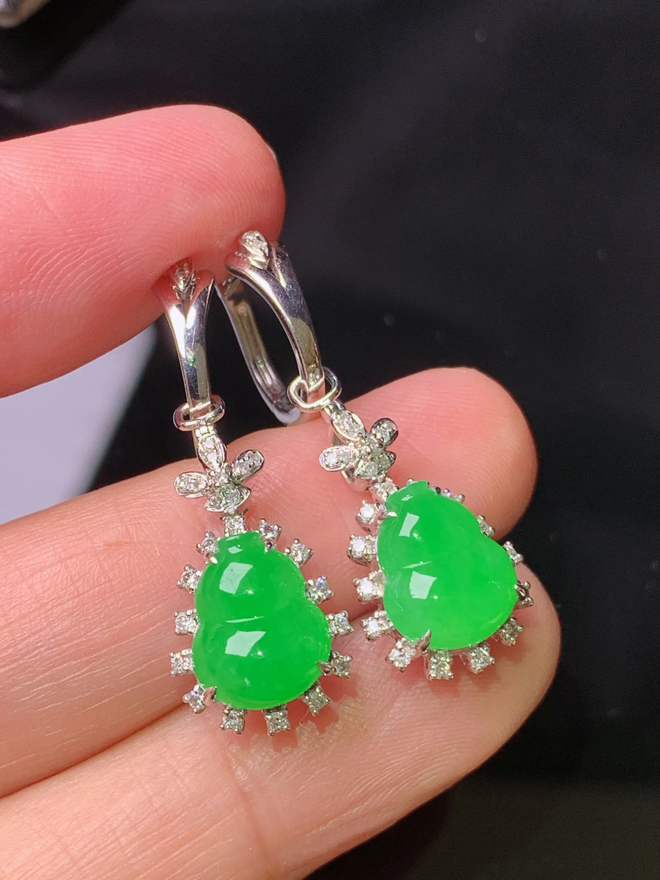 18k金钻镶嵌翠绿葫芦耳坠 玉质细腻 色泽清新艳丽  整体尺寸31*11*7.2
