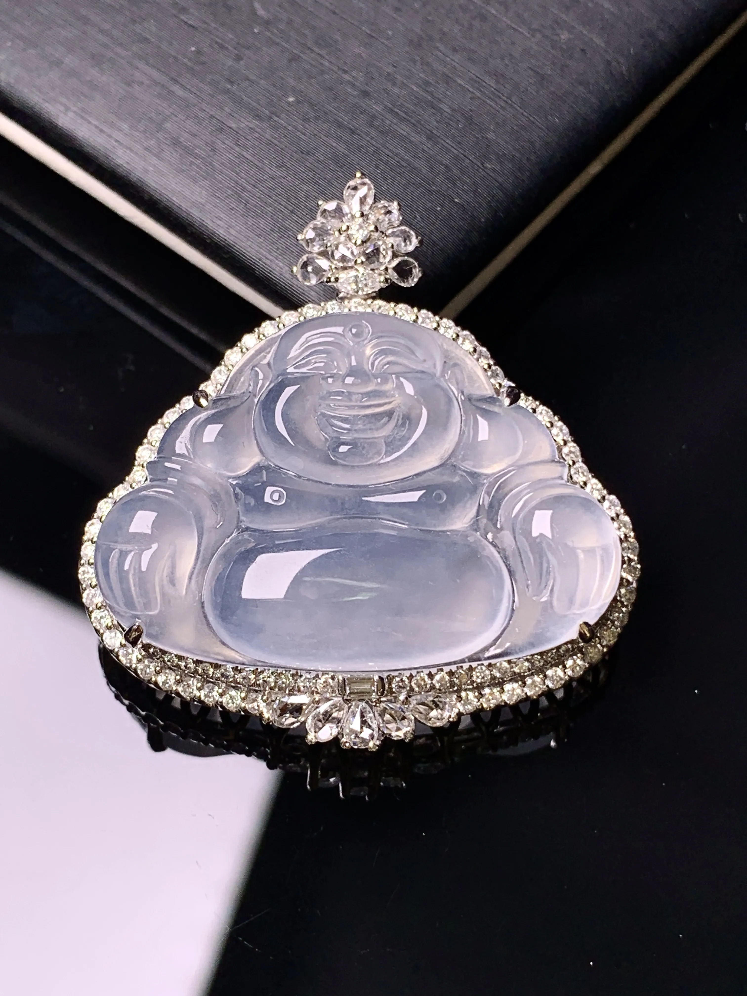 18k金钻镶嵌冰种佛公吊坠 玉质细腻 色泽清新艳丽  整体尺寸33*31.8*9.2