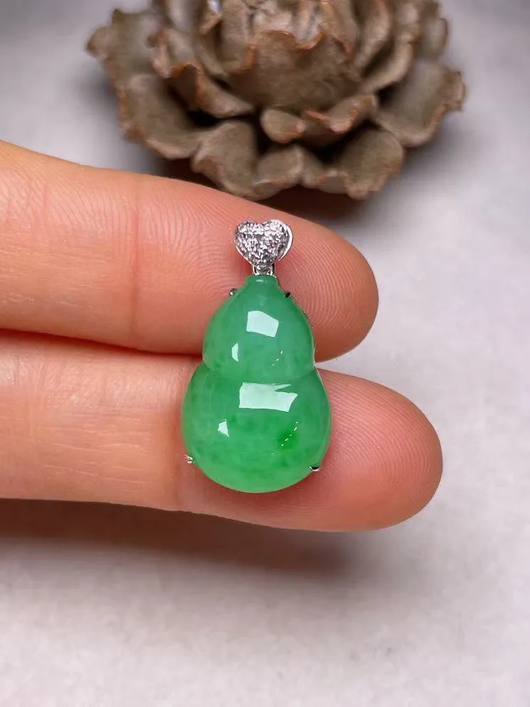 冰种阳绿葫芦吊坠、真金真钻镶嵌，种水好，玉质细腻 .裸石尺寸  18.3*12.8