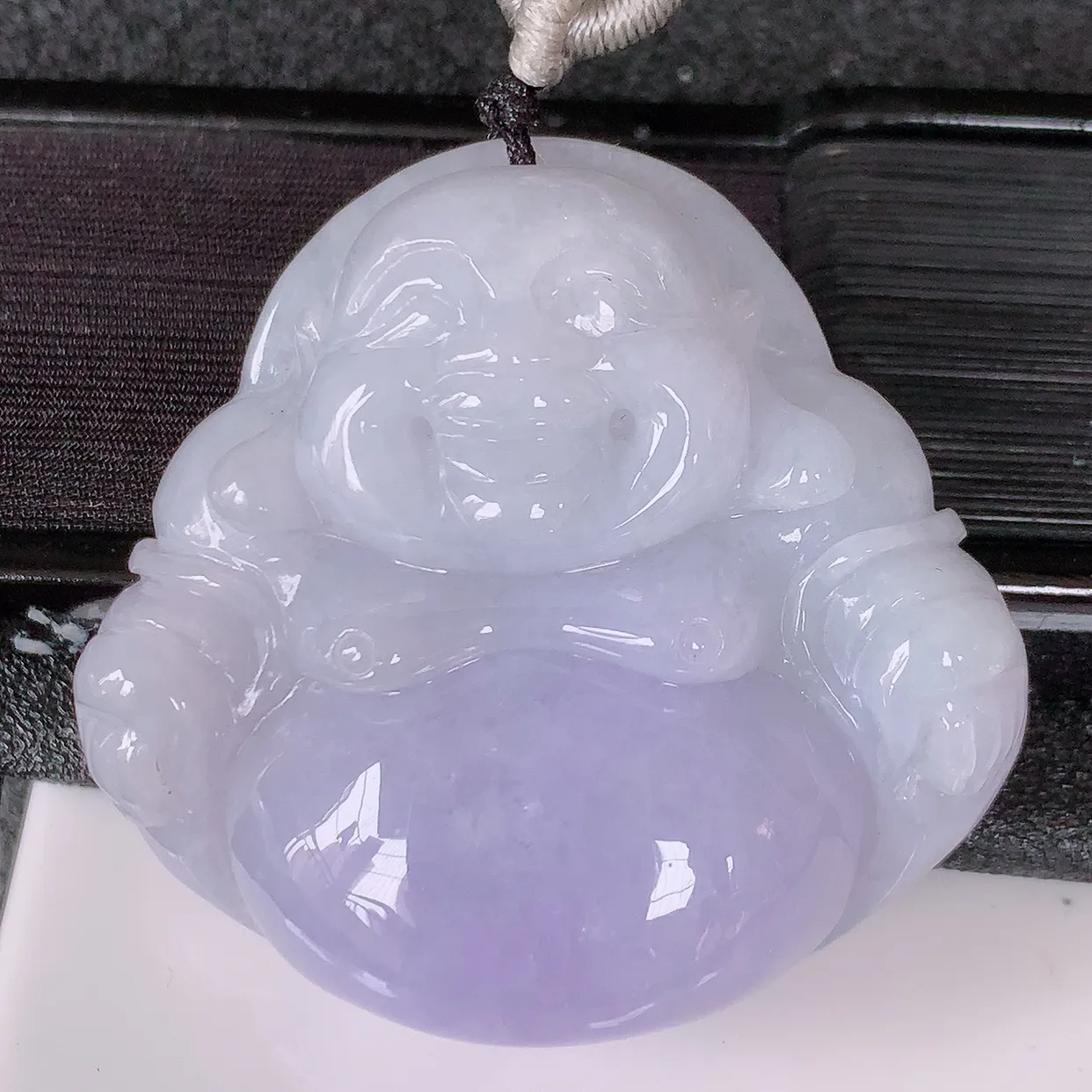 自然光实拍，大件厚装紫罗兰翡翠佛公吊坠，翡翠开心笑佛，种老水足，颜色漂亮，立体饱满圆润，佩戴效果赞#46.29