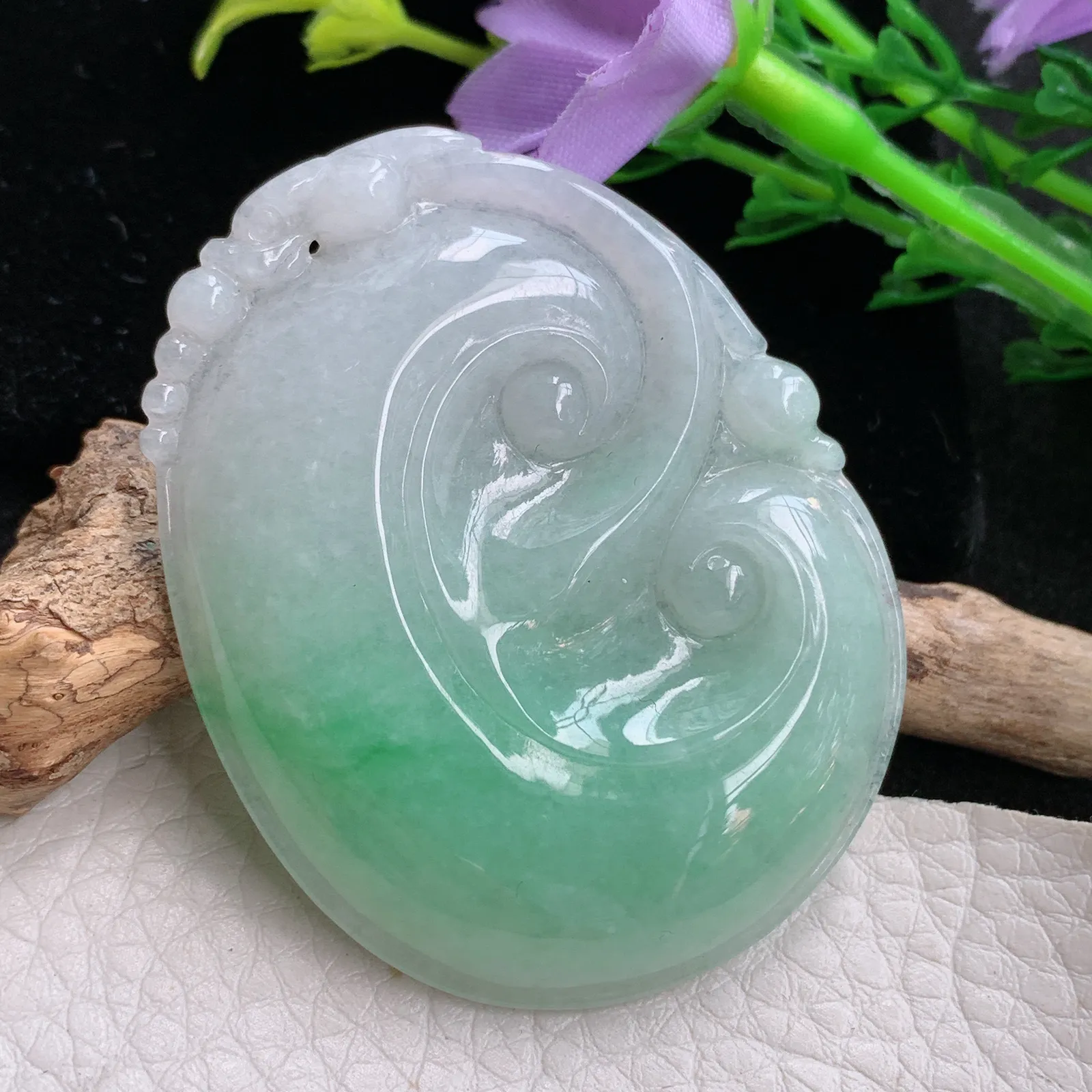 zen自然光52*40*5.8天然缅甸翡翠饱满飘绿清新玉如意玉吊坠 毛衣坠