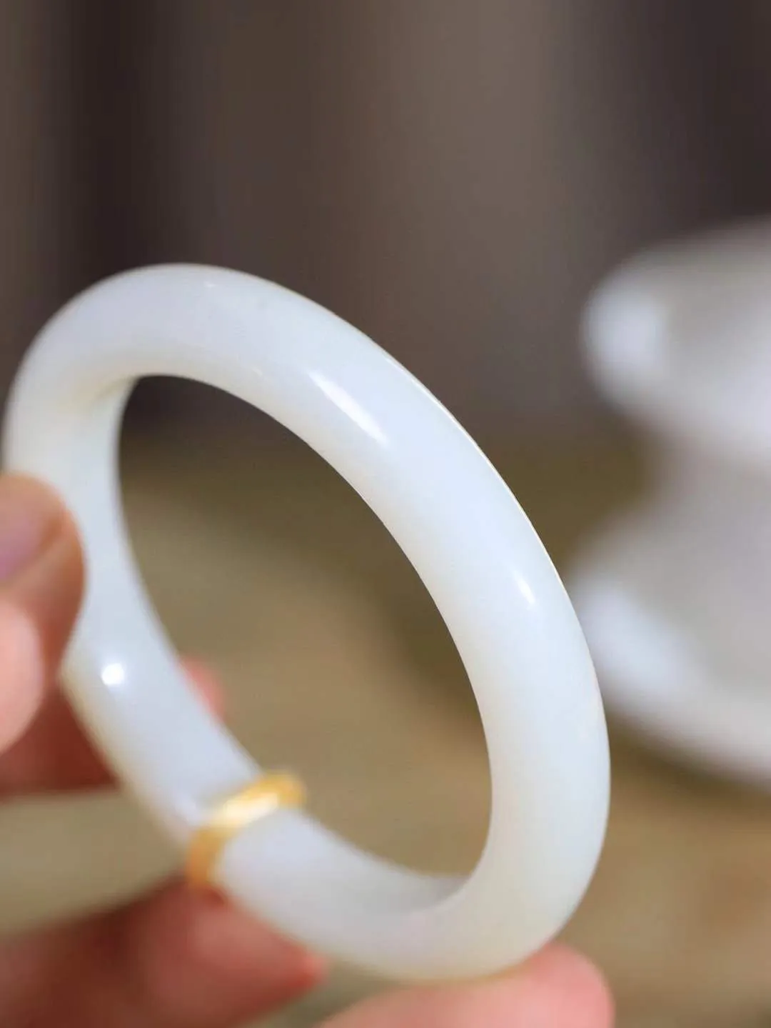 [温润如玉.手镯]

精品和田玉白玉手镯。玉质温润细腻 油性十足 手感舒适，高华雅逸，线条流畅，简约大气，美自天成，素雅高贵。佩戴于腕间，婉约之美，举手投足间透出那份低调奢华。重42克 内径54.5mm尺寸10-8.5mm 781152514A