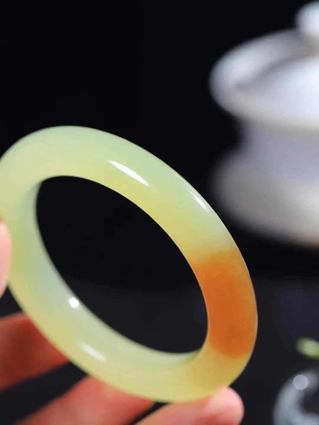 【花样年华·手镯】

典藏级臻品和田玉黄口带糖手镯，质地油润细腻，色泽高贵典雅，镯型古朴典雅。在诗情画意的雨巷相遇，你是我腕间的一抹风情，有你眸有深情，清风荡漾湖间静水，我愿俯身低眉，在烟波涟漪处，寻你深情倩影。内径56.5mm尺寸11.7-10.9mm 重66.2克fDA-78127247