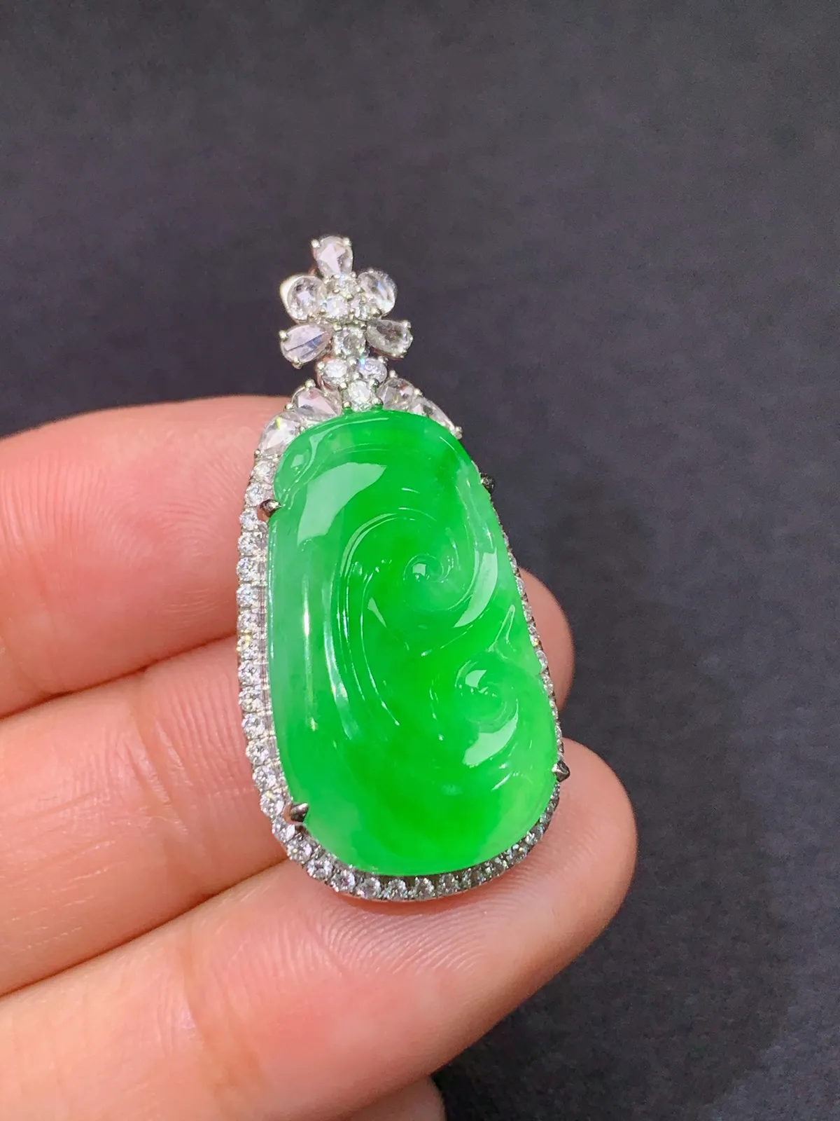 冰阳绿如意吊坠，18k金镶嵌，色泽鲜阳，冰润细腻，种水足 尺寸34.1*16.1*8.3