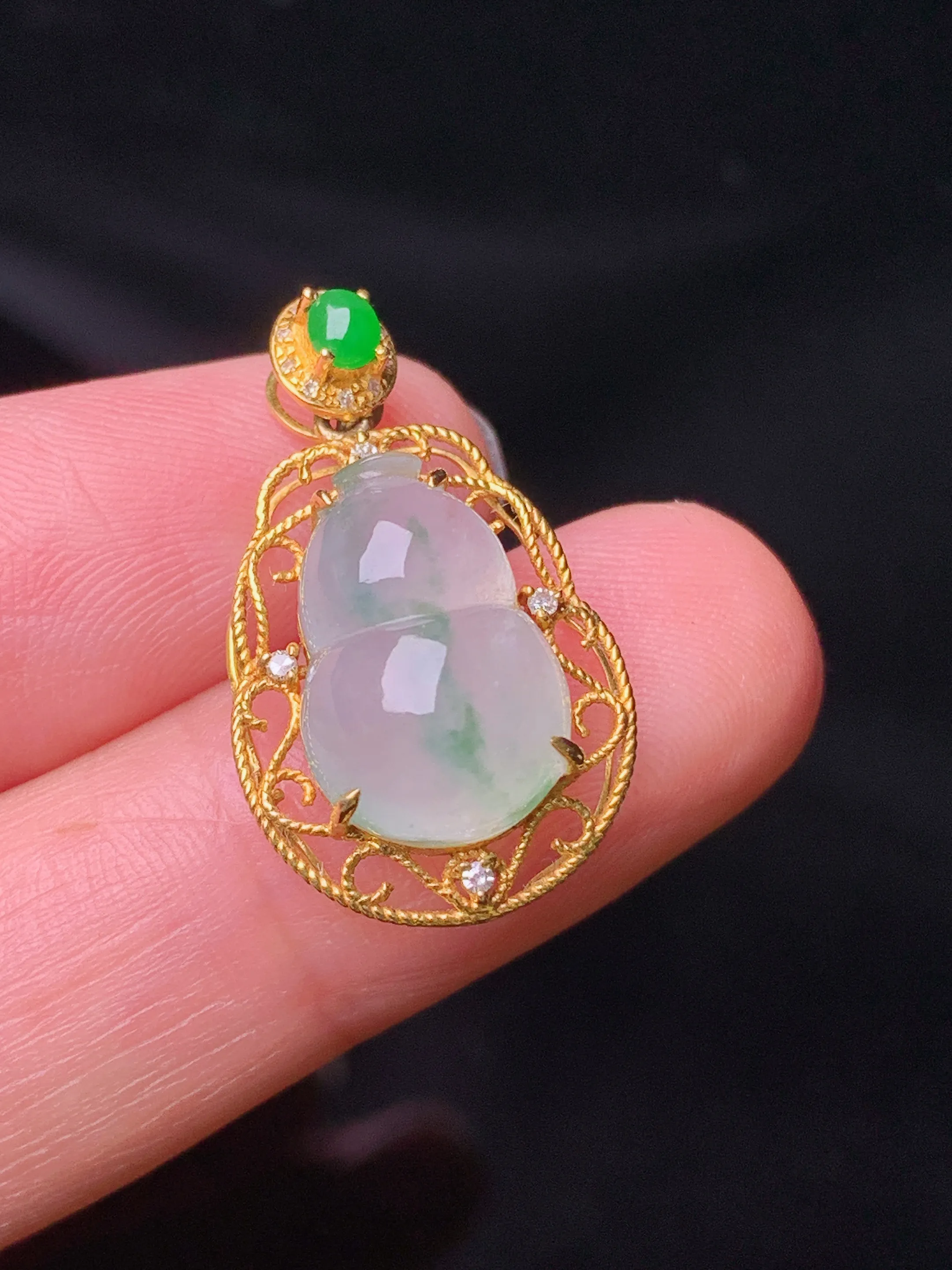 18k金钻镶嵌冰种飘绿葫芦吊坠 玉质细腻 色泽清新艳丽  整体尺寸24.5*14.5*7.6