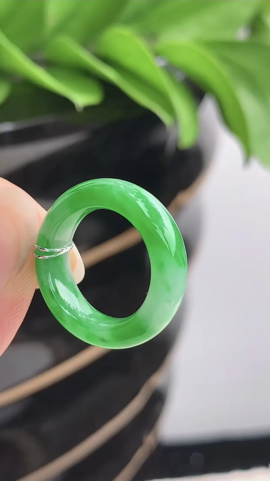 a货翡翠老坑冰种飘阳绿素面戒指 尺寸15.6×5.7×4mm 重量3.88g 1201