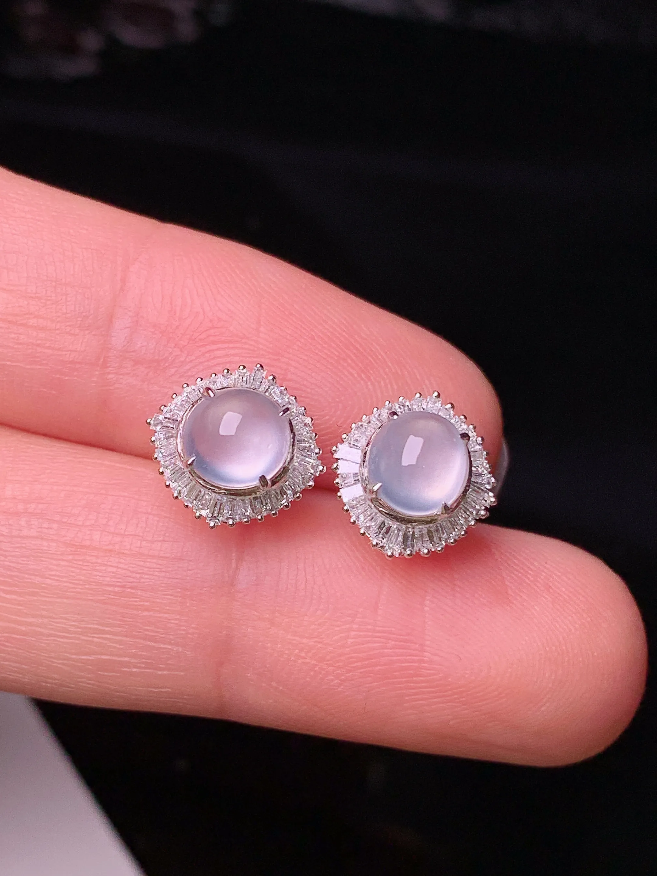 18k金钻镶嵌冰种蛋面耳钉 玉质细腻 色泽清新艳丽 整体尺寸10.2*9.5*6.8