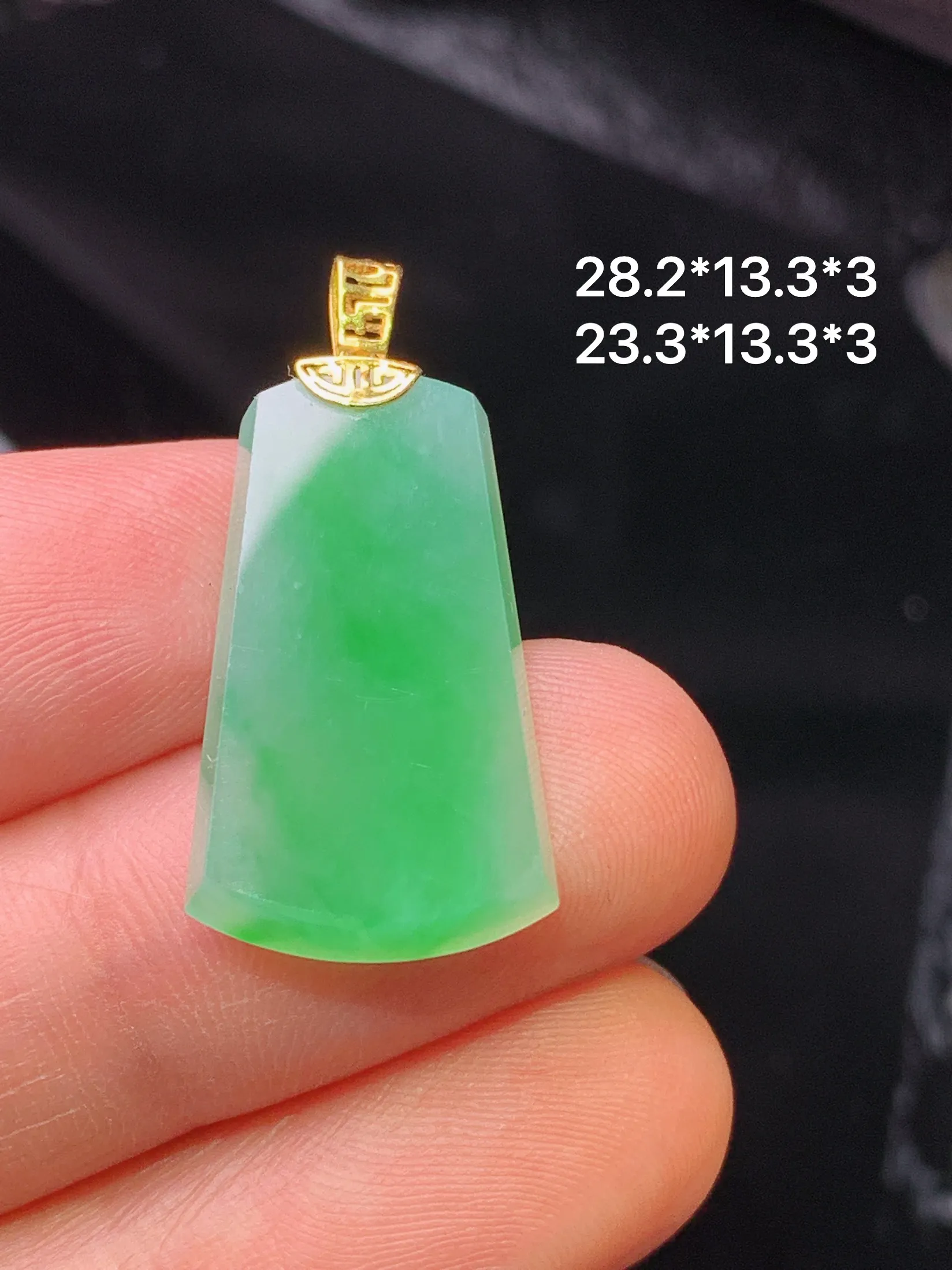 18k金镶嵌翠绿无事牌吊坠 玉质细腻 色泽清新艳丽  整体尺寸28.2*13.3*3