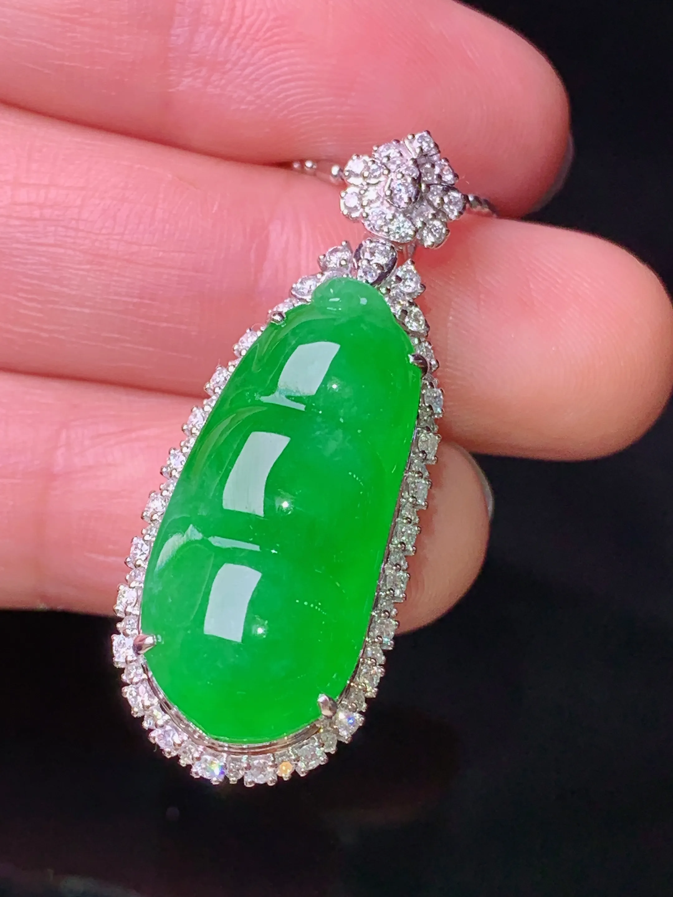 18k金钻镶嵌满绿四季豆吊坠 玉质细腻 色泽清新艳丽 整体尺寸36.5*14.2*11.8