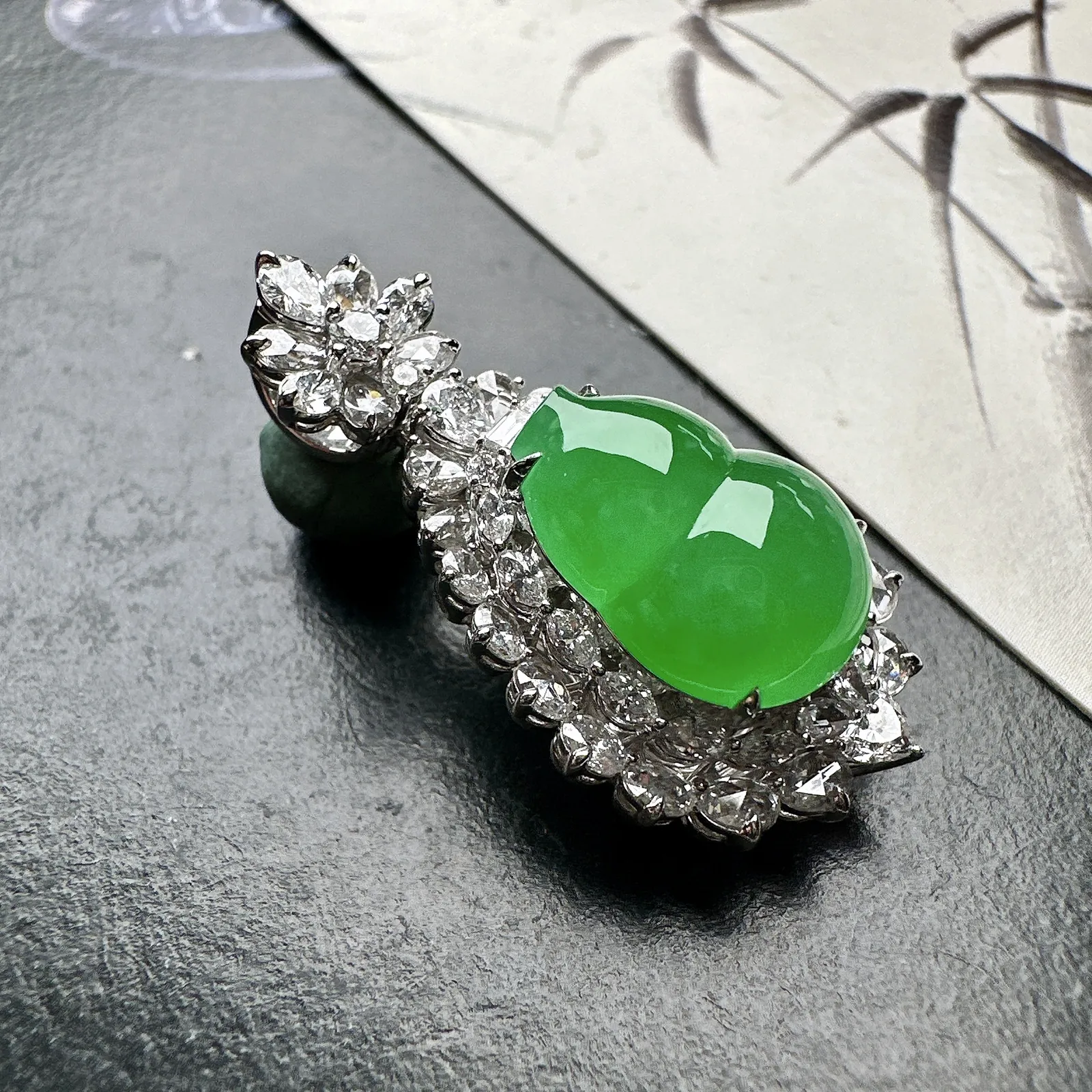 【冰种满绿葫芦吊坠】种水色俱全，冰透闪亮，通透感饱满度很好，18k金钻豪华镶嵌，裸石尺寸14.5*10.9*5.3毫米