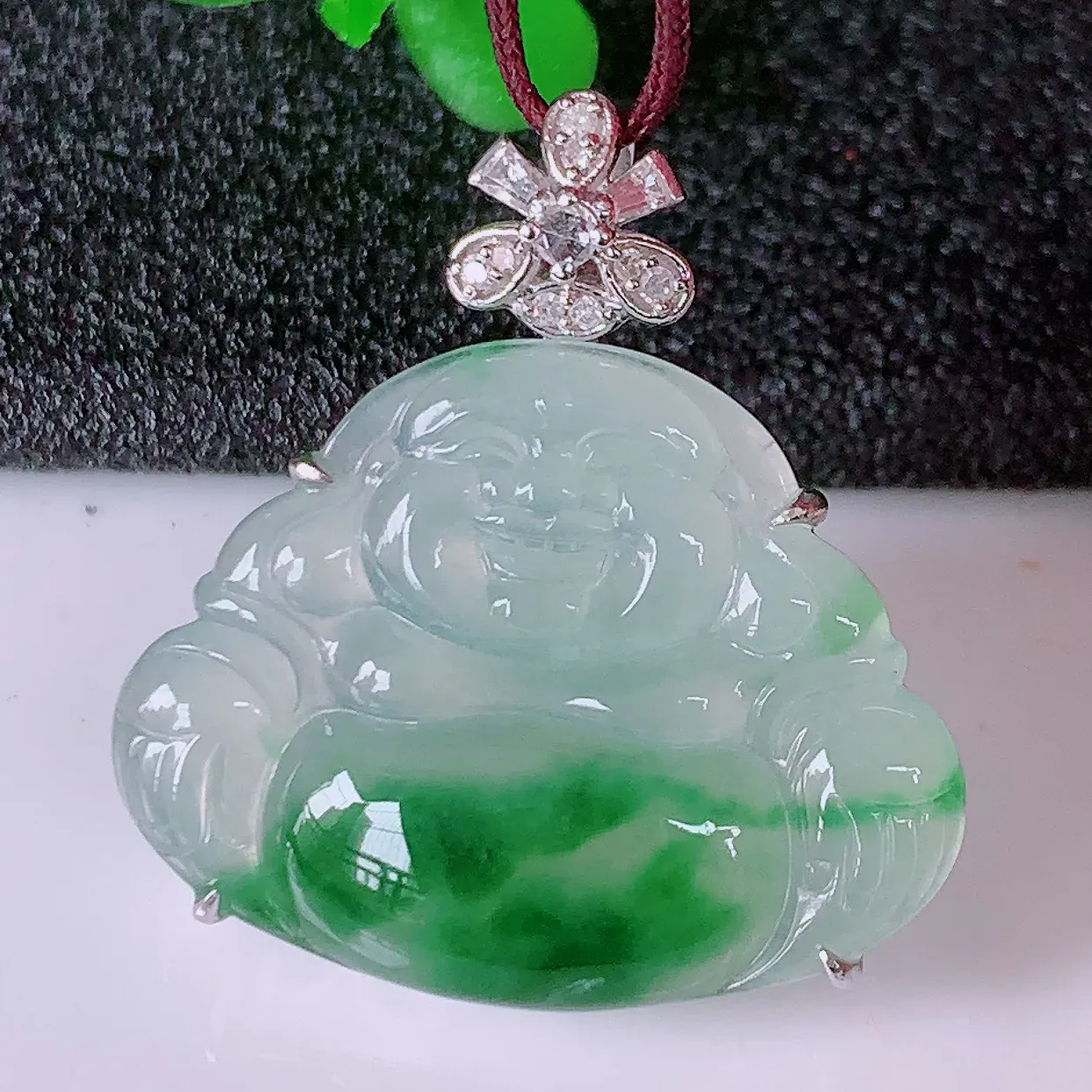 自然光实拍，18K金镶嵌冰种飘花翡翠佛公吊坠，冰透饱满， 佛公亦保平安，寓意有福（佛公）相伴，品相佳，配戴优雅迷人！#80.29整体25.5-23.6-6裸石23.5*18