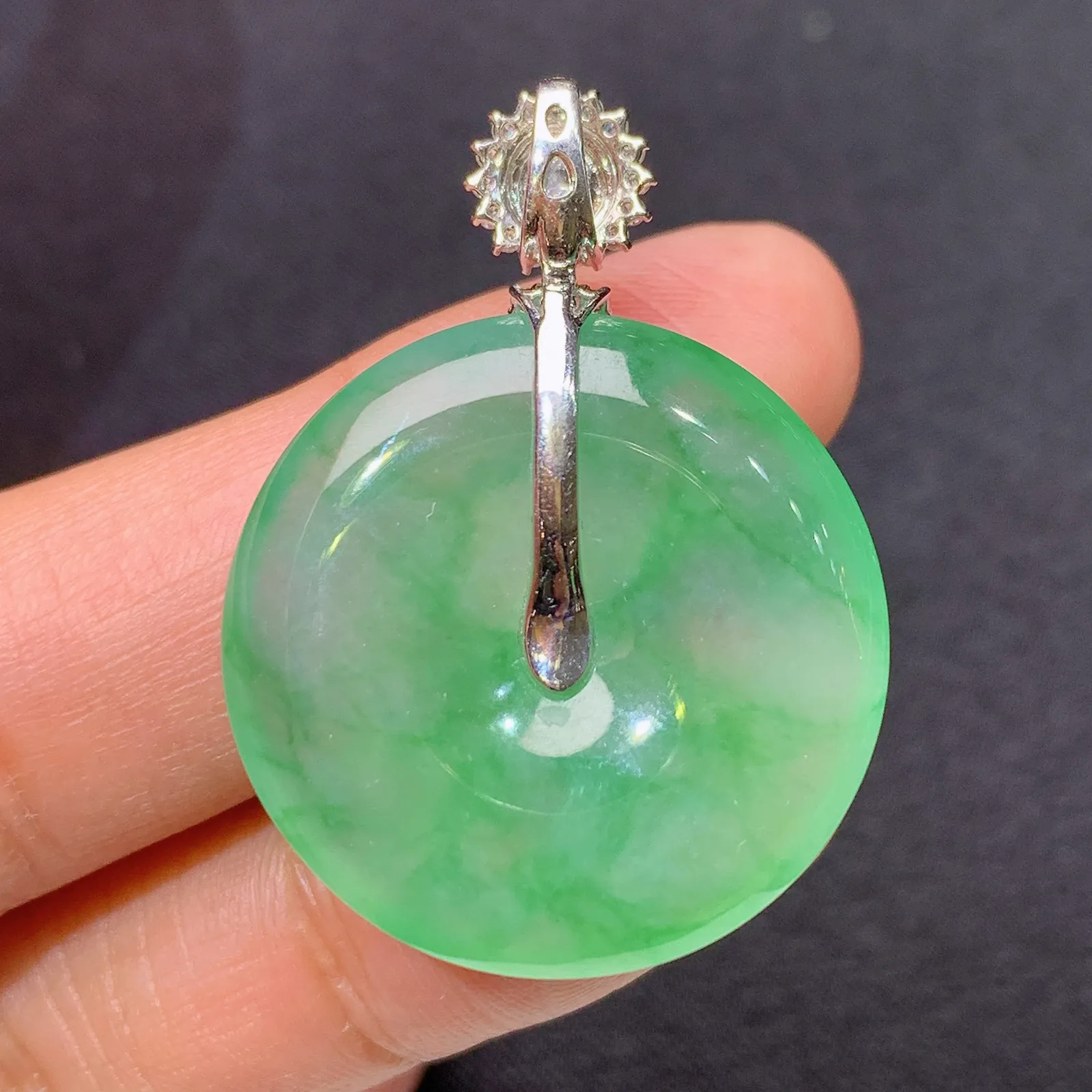 冰飘绿平安扣吊坠，18k金镶嵌，冰润色阳，玉质细腻，种水足，Cj 尺寸35.3*25.9*5.5