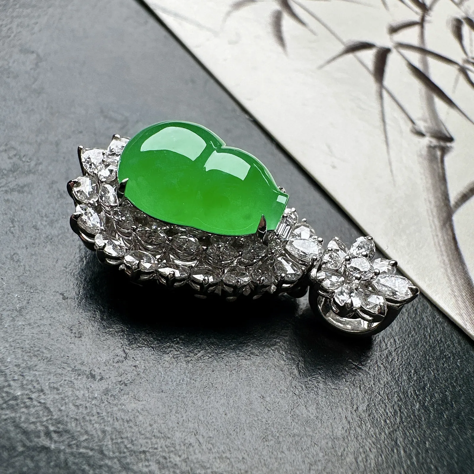 【冰种满绿葫芦吊坠】种水色俱全，冰透闪亮，通透感饱满度很好，18k金钻豪华镶嵌，裸石尺寸14.5*10.9*5.3毫米