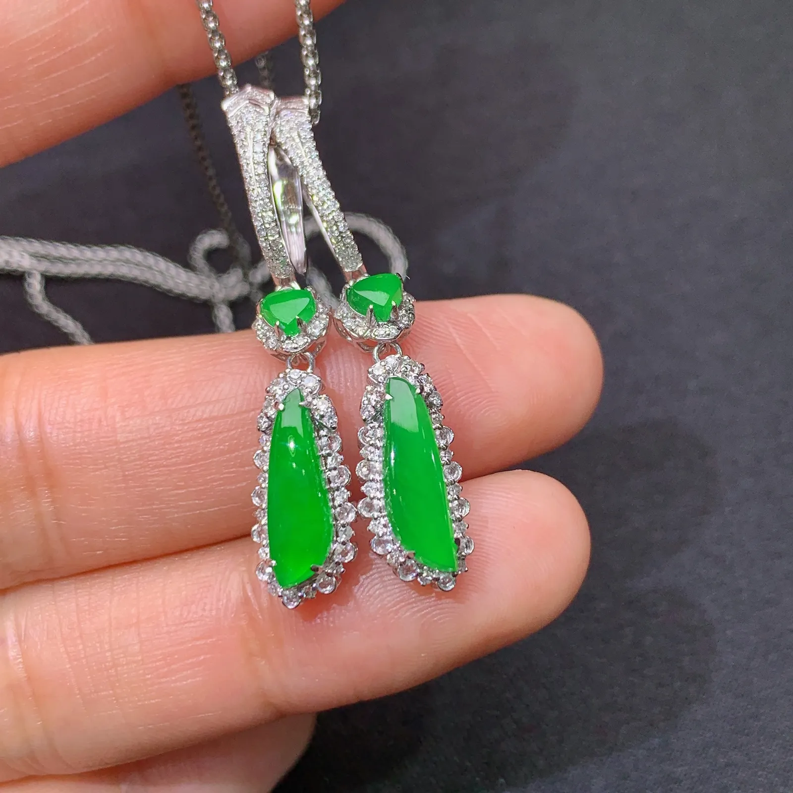 阳绿随形耳坠，18k金镶嵌，简约时尚，冰润色阳，种水足，裸石12.6*3.3*2