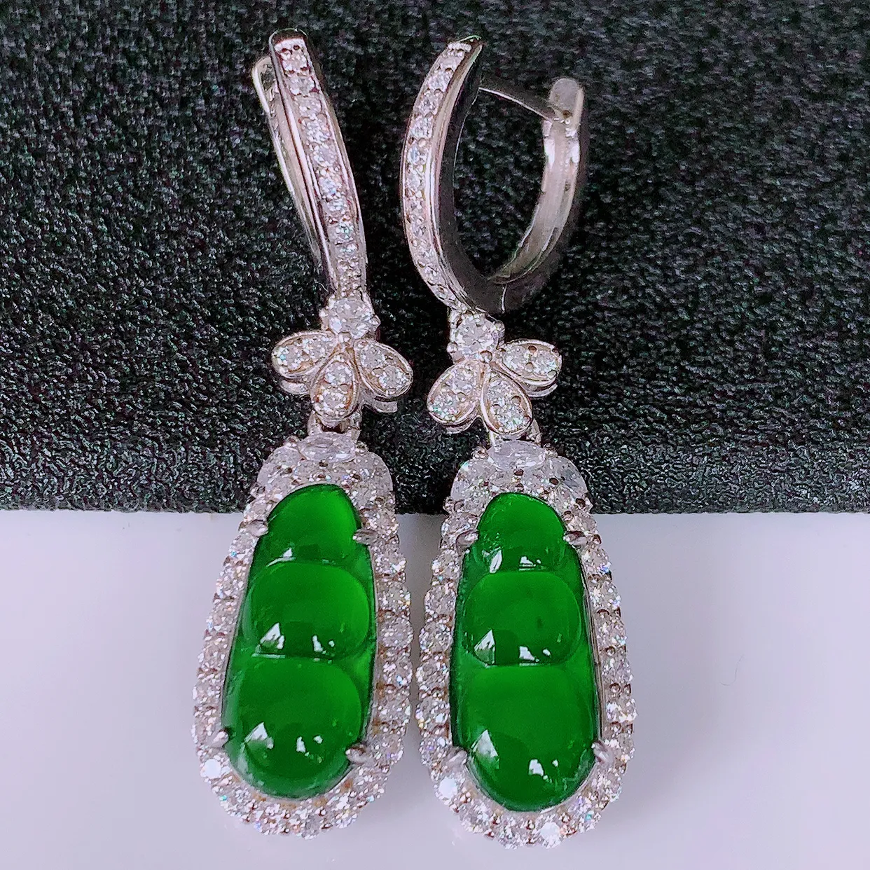 冰透满绿翡翠925银镶嵌福豆耳坠，自然光实拍，翠色灵动，颜色漂亮，种老水足，品相佳，佩戴佳品！#97