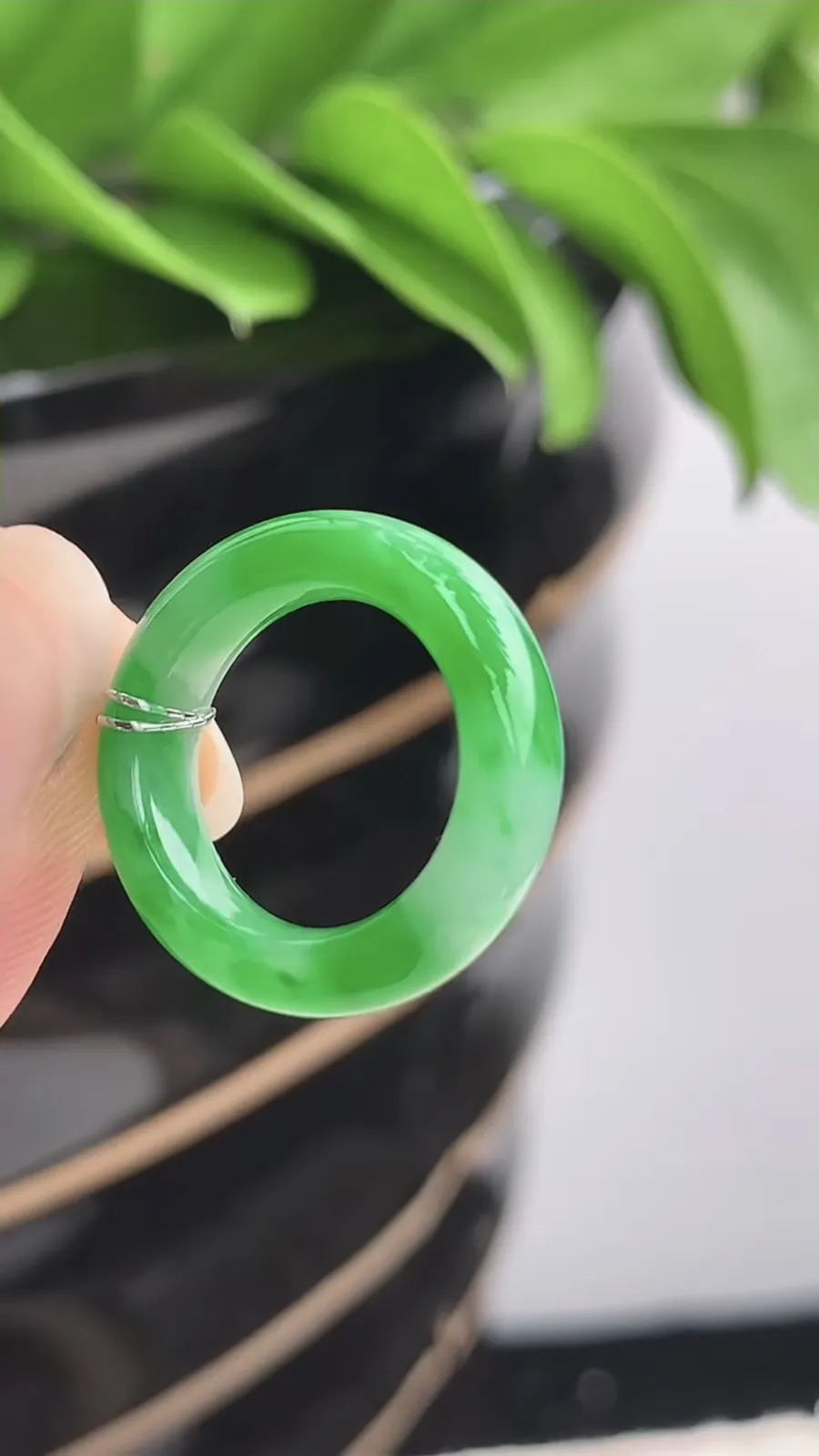 a货翡翠老坑冰种飘阳绿素面戒指 尺寸15.6×5.7×4mm 重量3.88g 1201