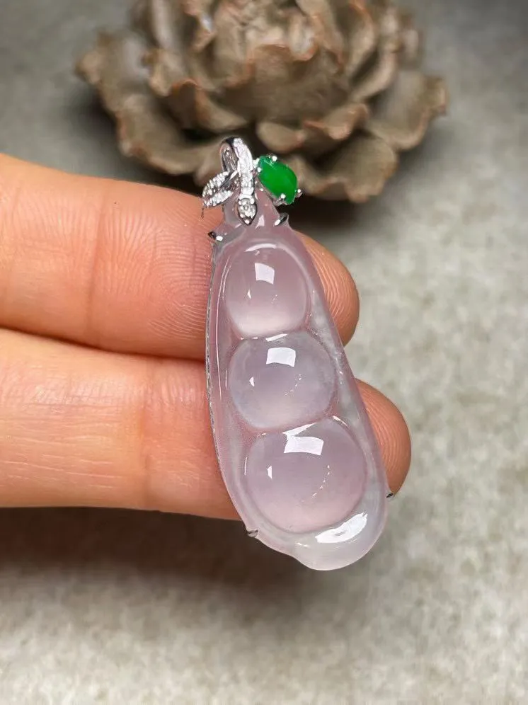 冰种福豆吊坠、真金真钻镶嵌，种水好，玉质细腻 .裸石尺寸 32.6*13.3