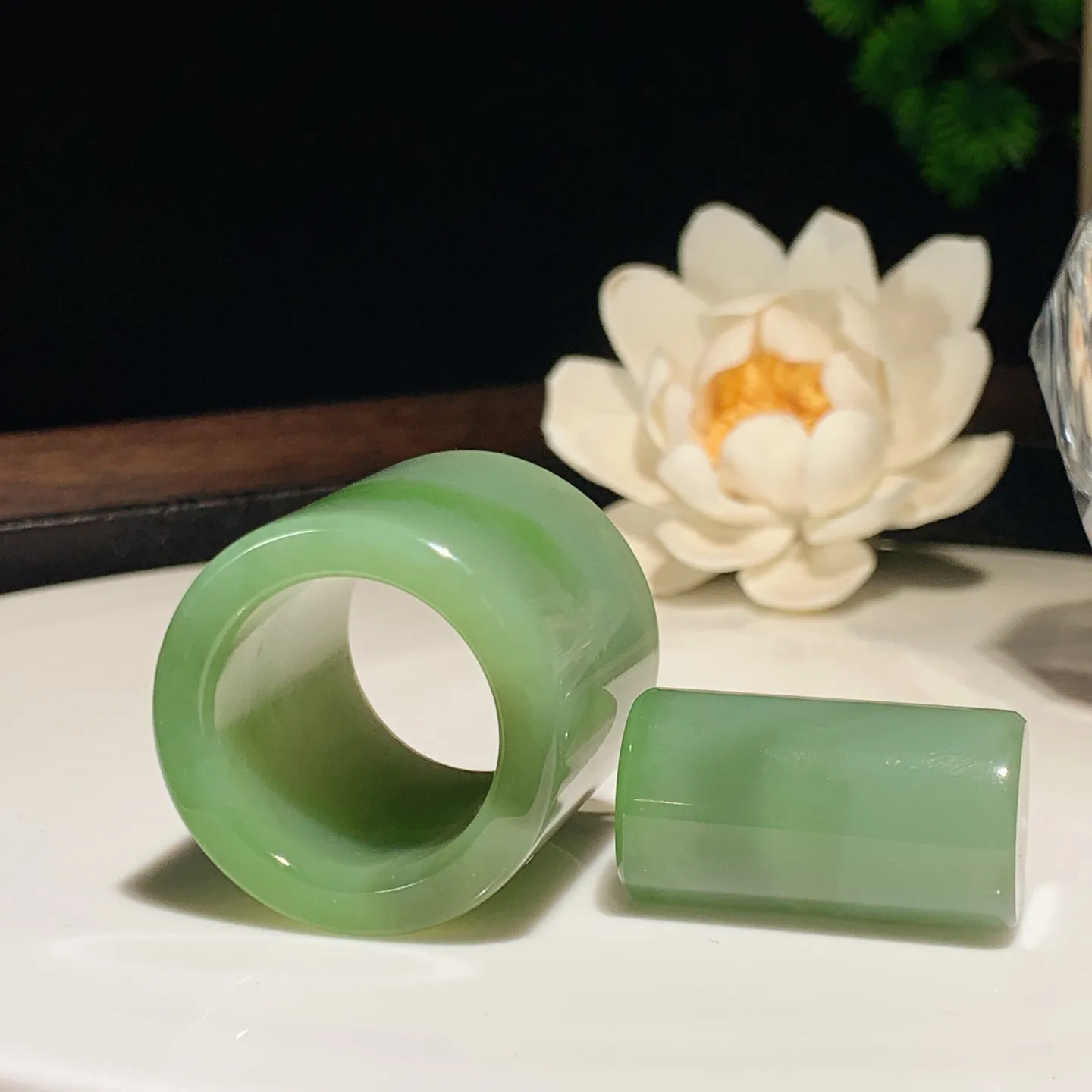 和田玉粉青飘绿俄罗斯碧玉扳指 尺寸30/32/5重54.3克。内径 22玉质细腻油润。手推出油。佩戴高端典雅。lt251201