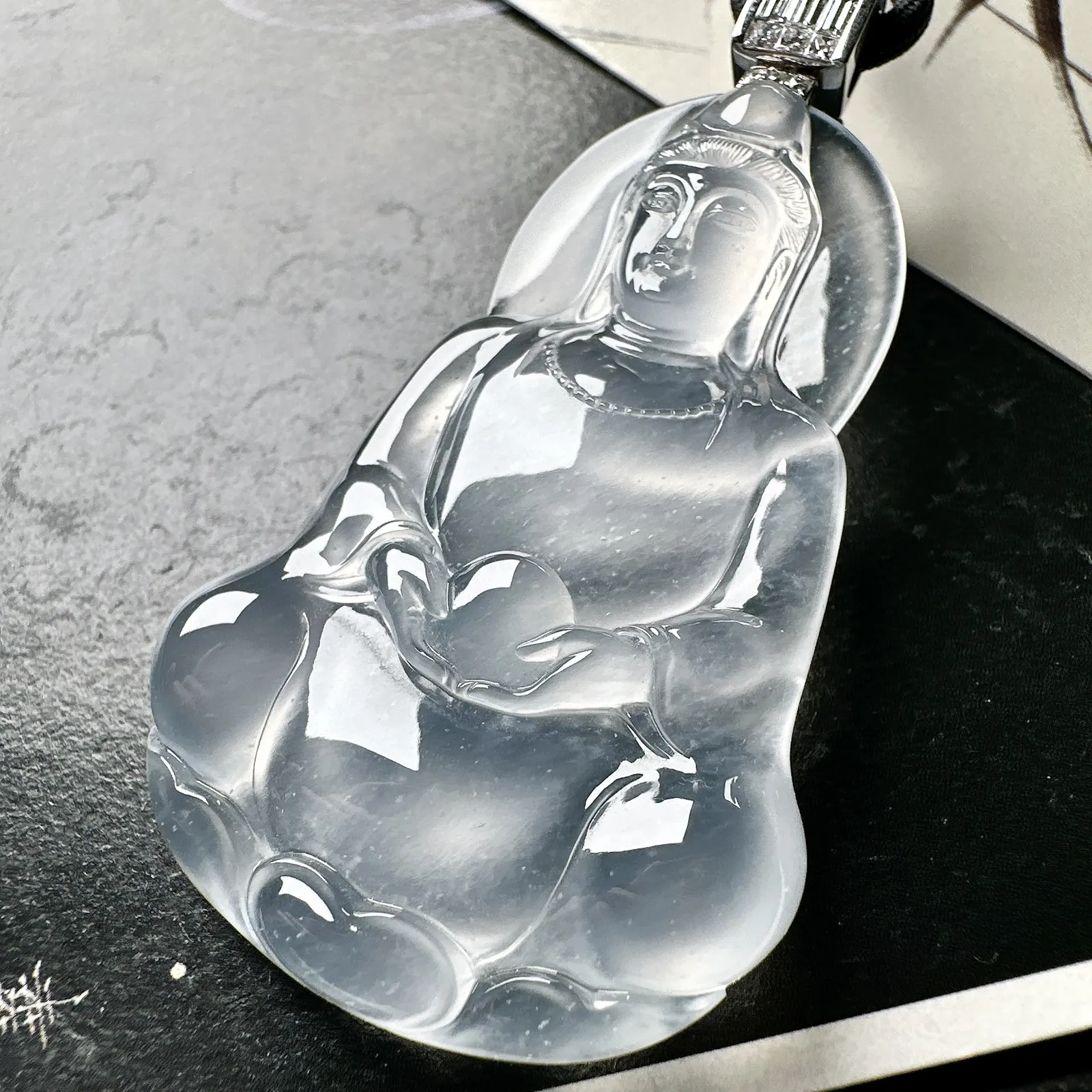 【玻璃种素衣观音】莲花观音精品件，质地细腻，通透度上佳，冰感十足，适合佩戴，收藏品质，18k金钻镶嵌，裸石尺寸53.4*33.4*7.9毫米