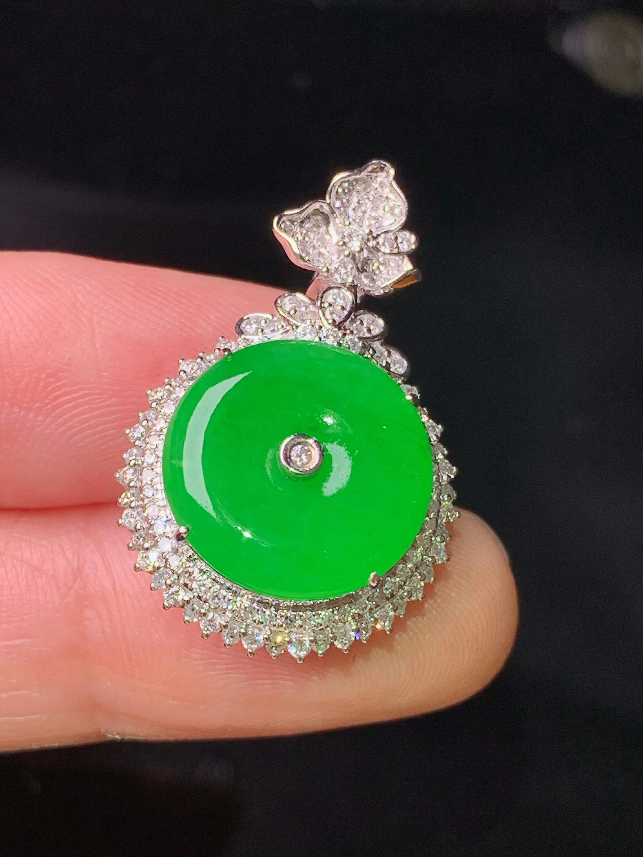 18k金钻镶嵌满绿平安扣吊坠 玉质细腻 色泽清新艳丽 整体尺寸28.2*18.5*10.7