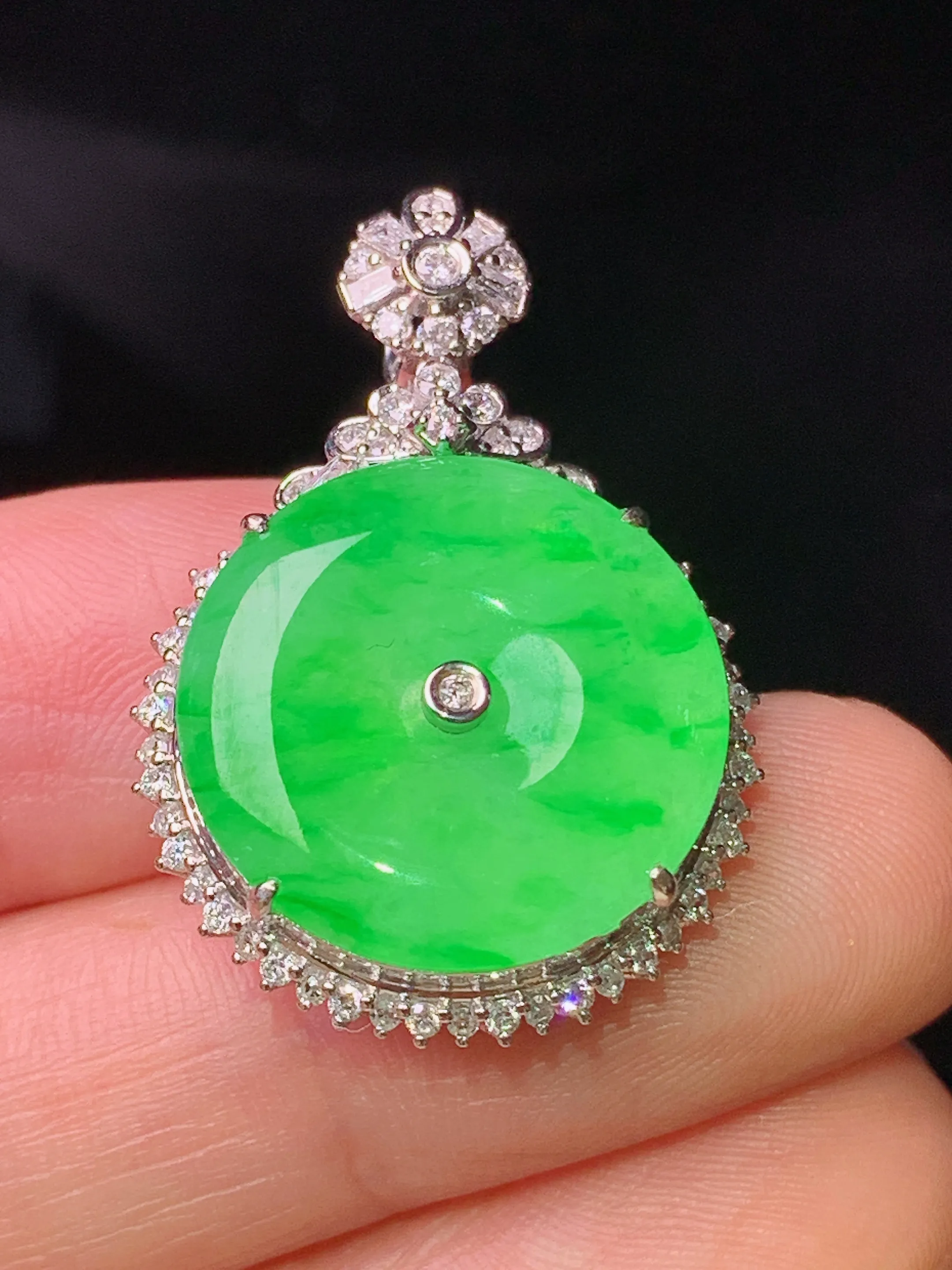 18k金钻镶嵌翠绿平安扣吊坠 玉质细腻 色泽清新艳丽 整体尺寸30.2*21*8