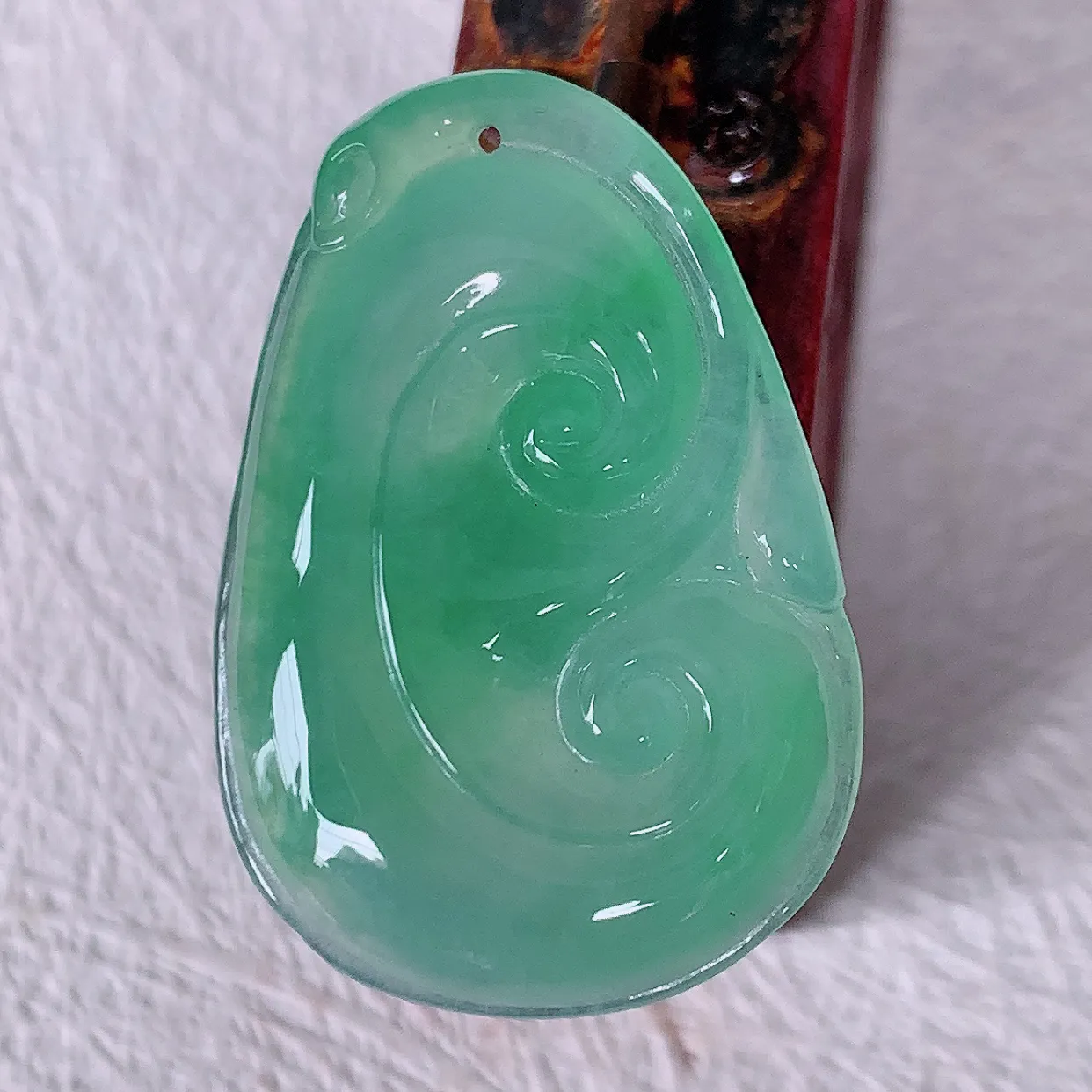 自然光实拍，冰种飘绿如意吊坠，翡翠如意，上身效果非常美，饱满大气，工艺美，万事如意，如意一生 #57.29