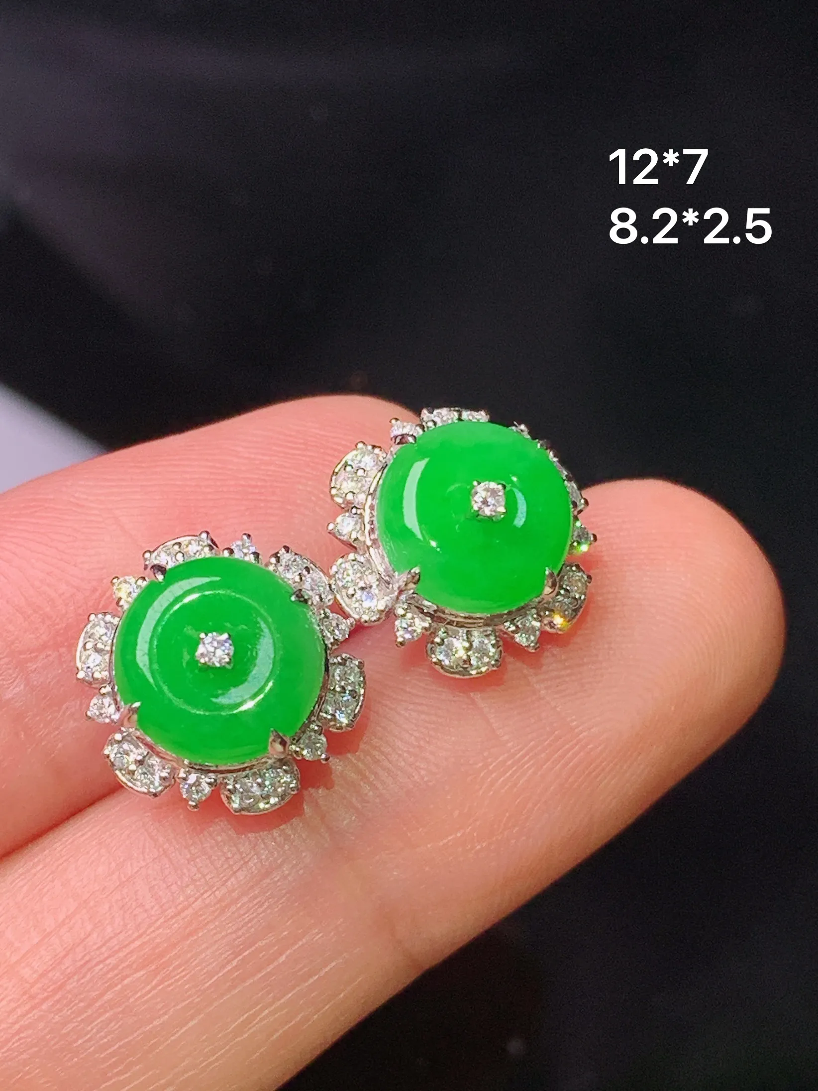 18k金钻镶嵌满绿平安扣耳钉 玉质细腻 色泽清新艳丽 整体尺寸12*7