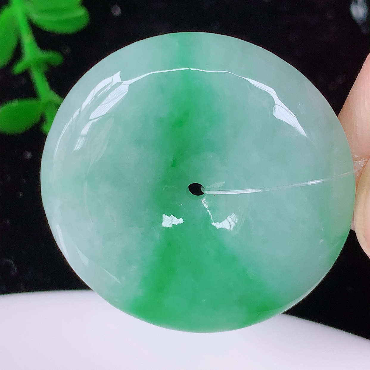 自然光实拍，水润飘绿翡翠平安扣吊坠，品相佳，美感十足，寓意平平安安，平安扣佩戴精美时尚！#49.29