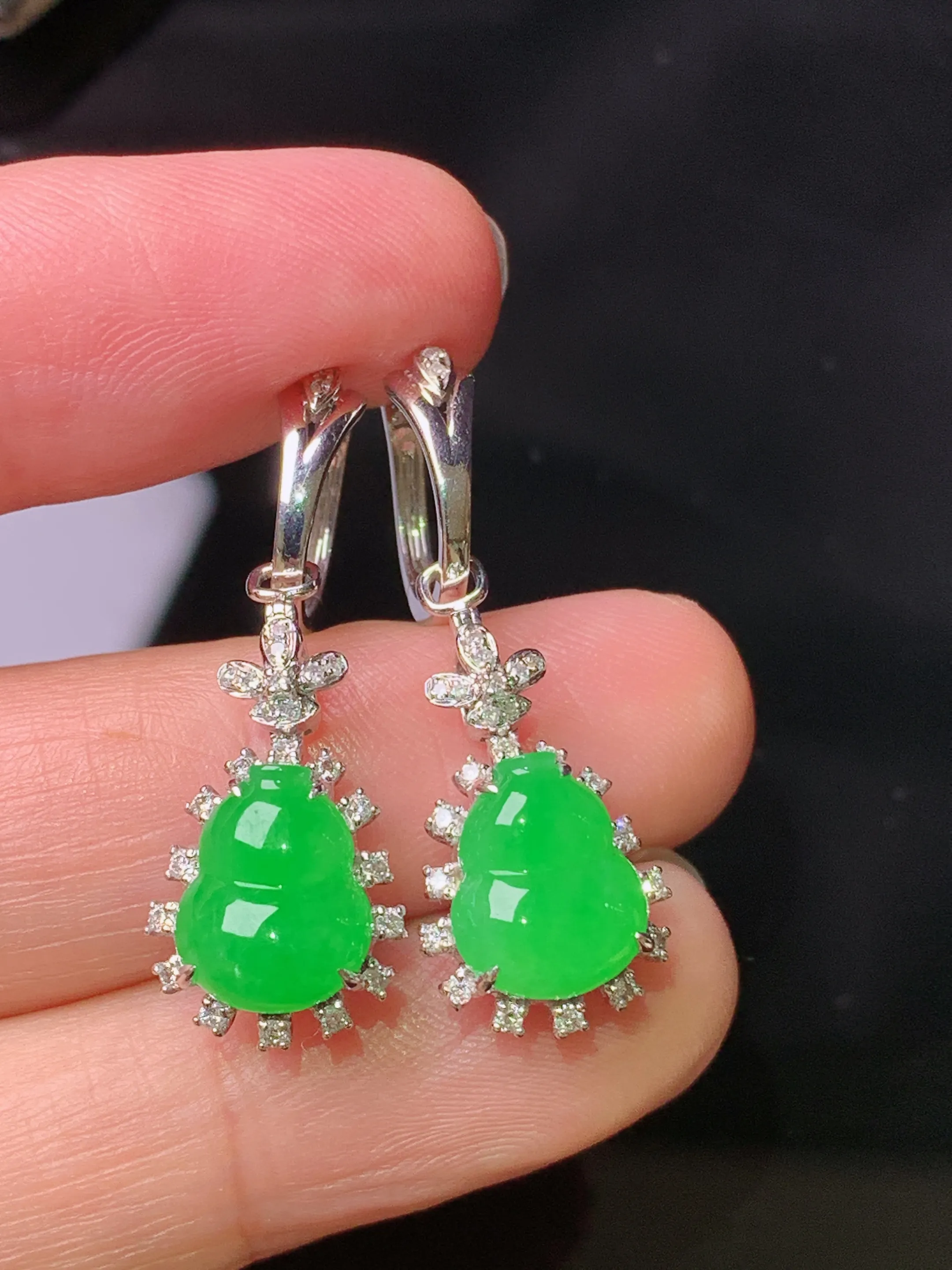 18k金钻镶嵌翠绿葫芦耳坠 玉质细腻 色泽清新艳丽  整体尺寸31*11*7.2