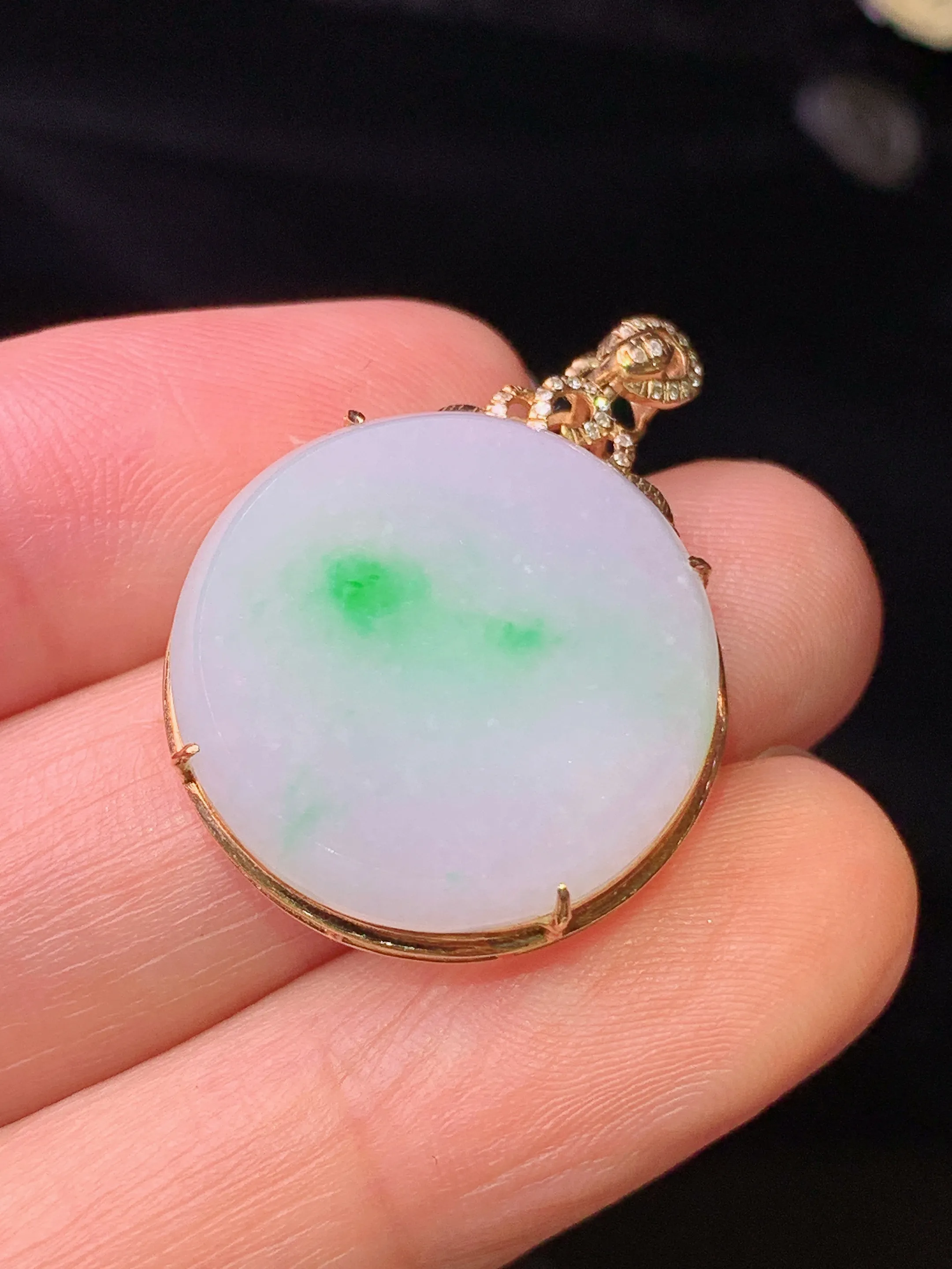 18k金钻镶嵌飘绿圆牌吊坠 玉质细腻 色泽清新艳丽 整体尺寸29*21*7