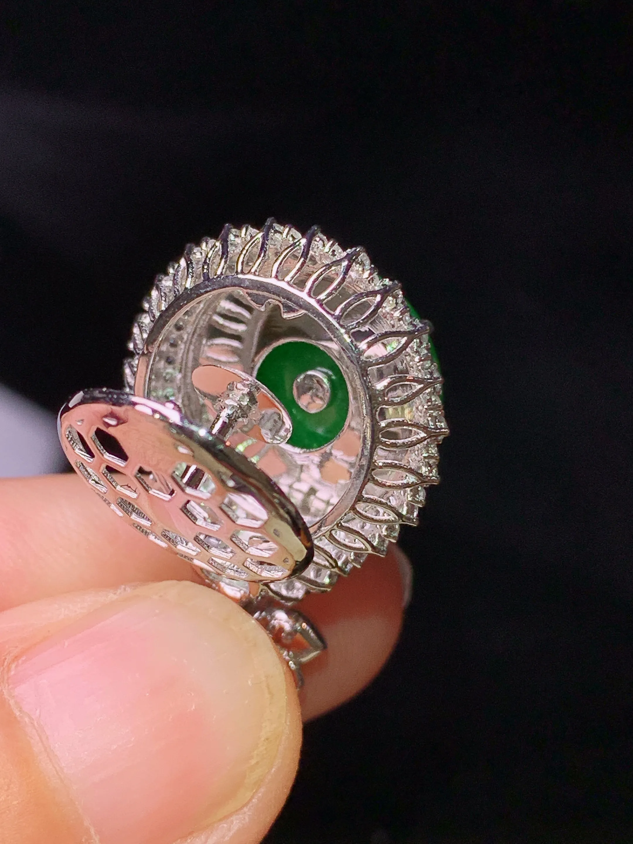 18k金钻镶嵌满绿平安扣吊坠 玉质细腻 色泽清新艳丽 整体尺寸28.2*18.5*10.7