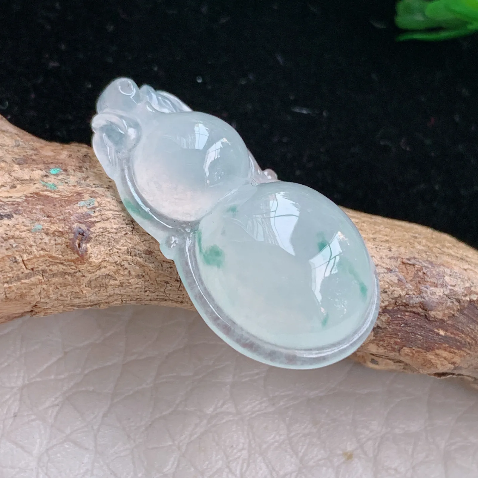 gp自然光26.6*14*6.2天然缅甸翡翠冰胶饱满飘花葫芦 玉葫芦玉吊坠