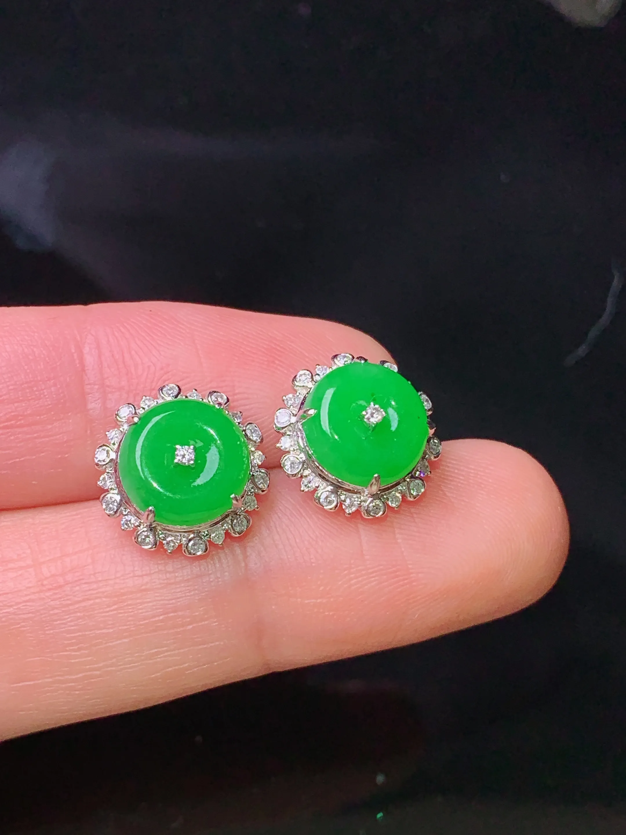 18k金钻镶嵌满绿平安扣耳钉 玉质细腻 色泽清新艳丽 整体尺寸11.6*6.8