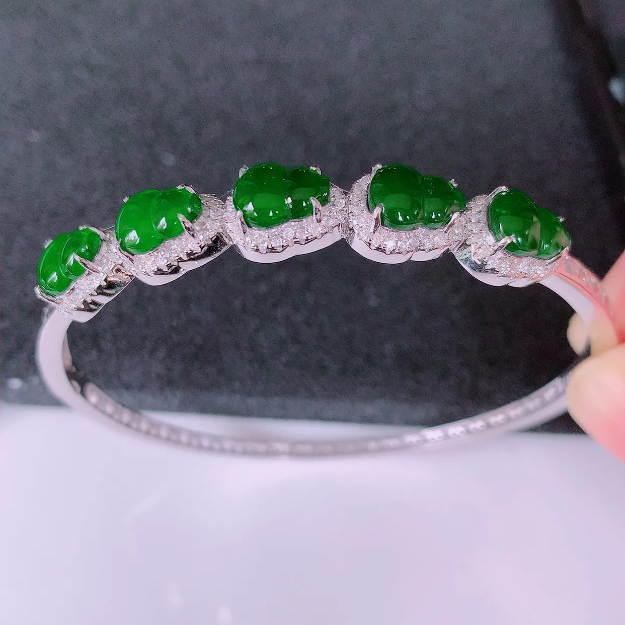 57-58圈口，冰透满绿翡翠925银镶嵌手镯，自然光实拍，翠色灵动，颜色漂亮，种老水足，品相佳，佩戴佳品！#97.29整体57.5-51-8.2*5.6取一葫芦裸石8*6