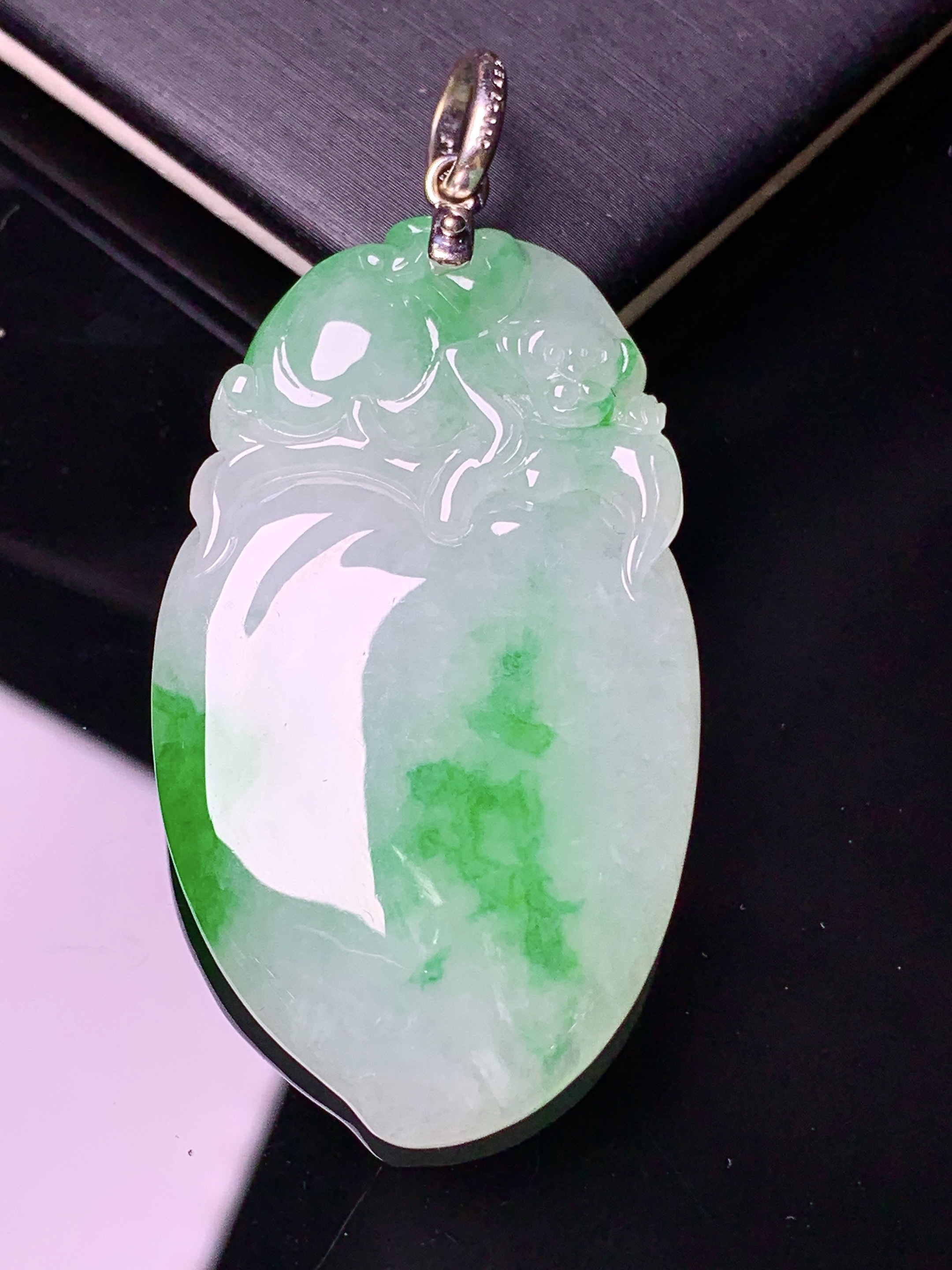 18k金镶嵌飘绿寿桃吊坠 玉质细腻 色泽清新艳丽  整体尺寸56.5*26.7*6