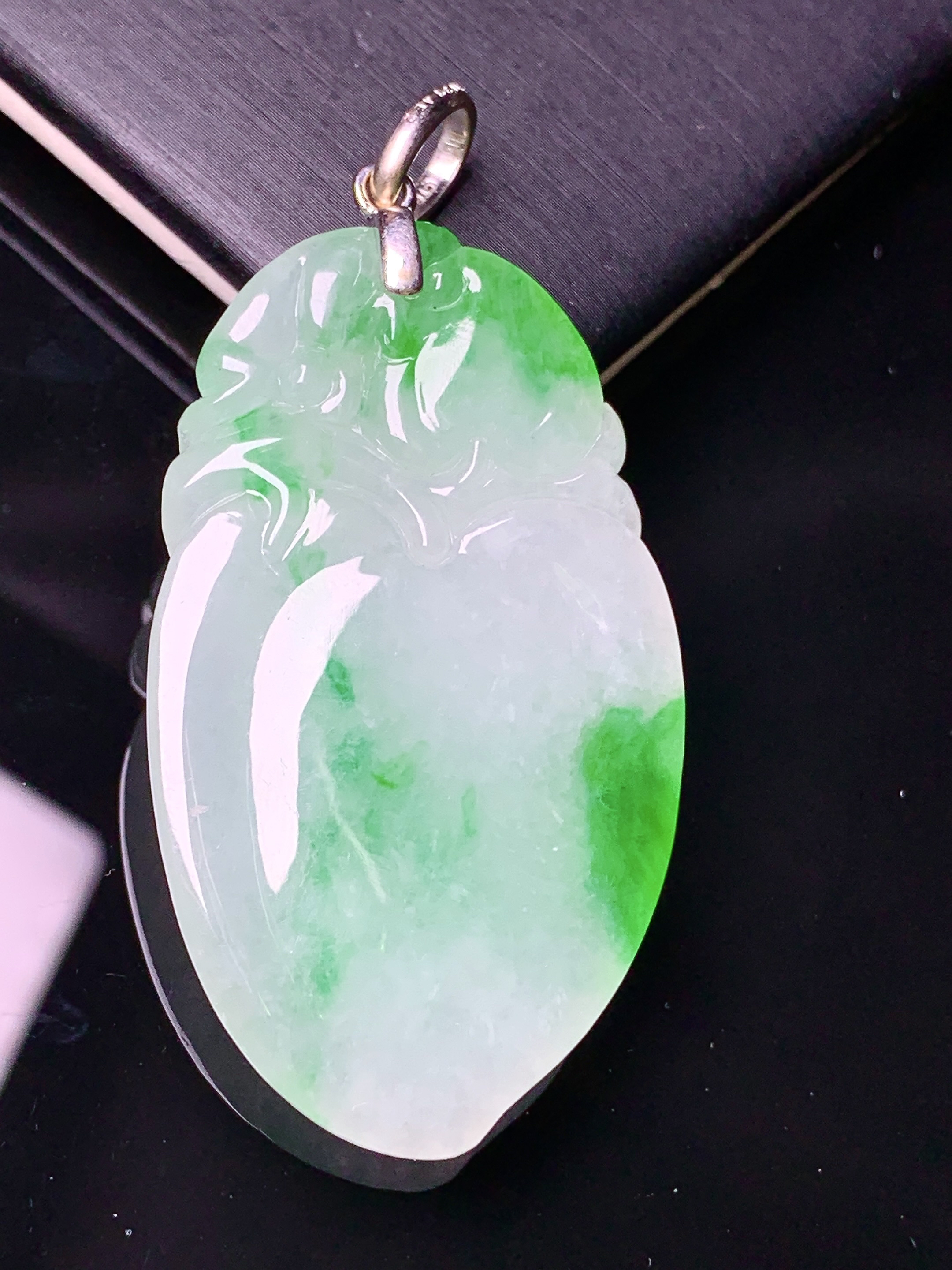 18k金镶嵌飘绿寿桃吊坠 玉质细腻 色泽清新艳丽  整体尺寸56.5*26.7*6