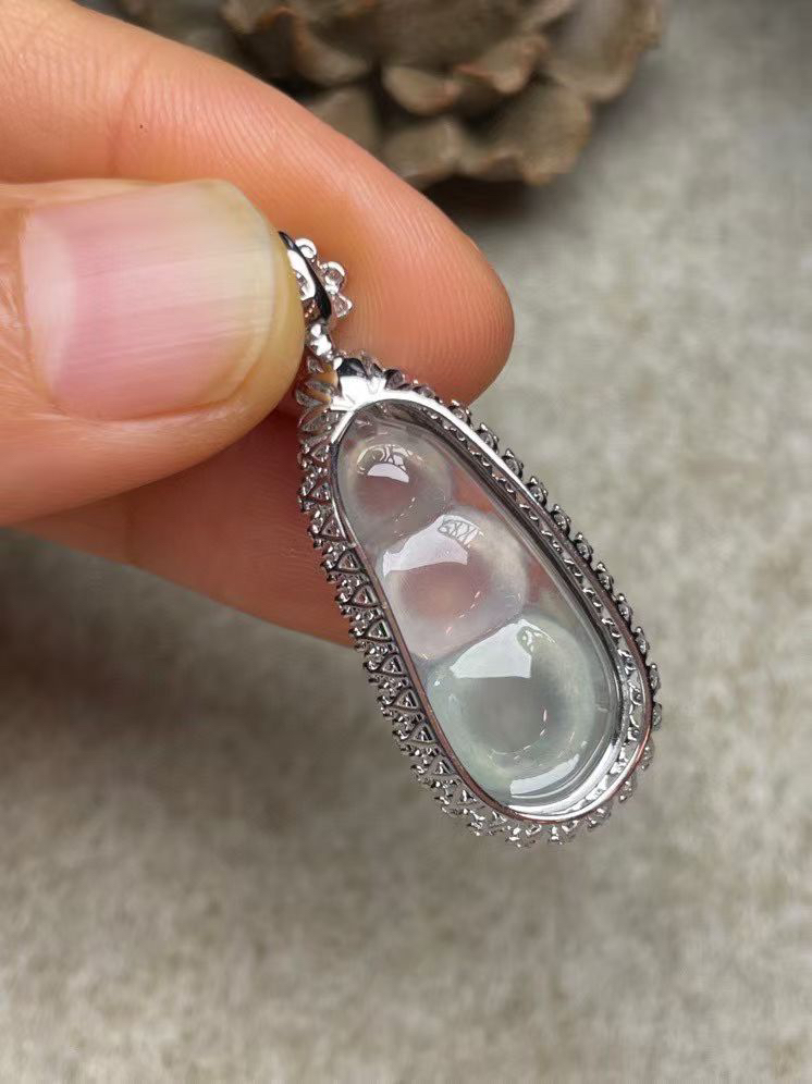 冰种福豆吊坠、真金真钻镶嵌，种水好，玉质细腻 .裸石尺寸 24.0*10.7