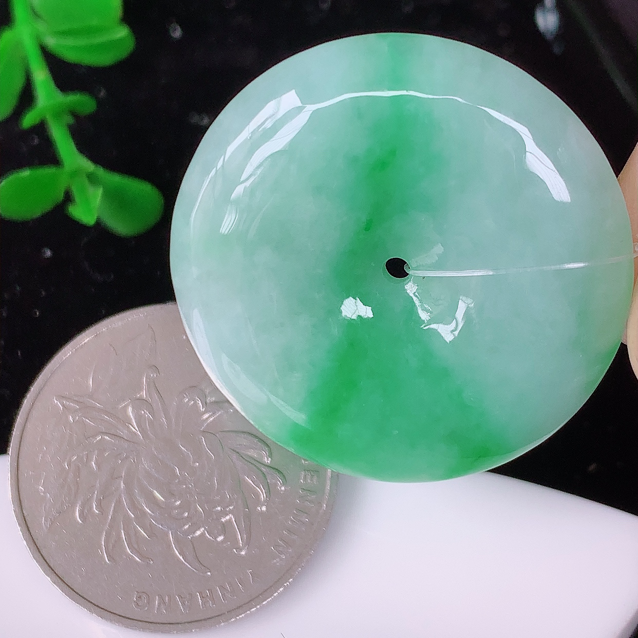 自然光实拍，水润飘绿翡翠平安扣吊坠，品相佳，美感十足，寓意平平安安，平安扣佩戴精美时尚！#49.29