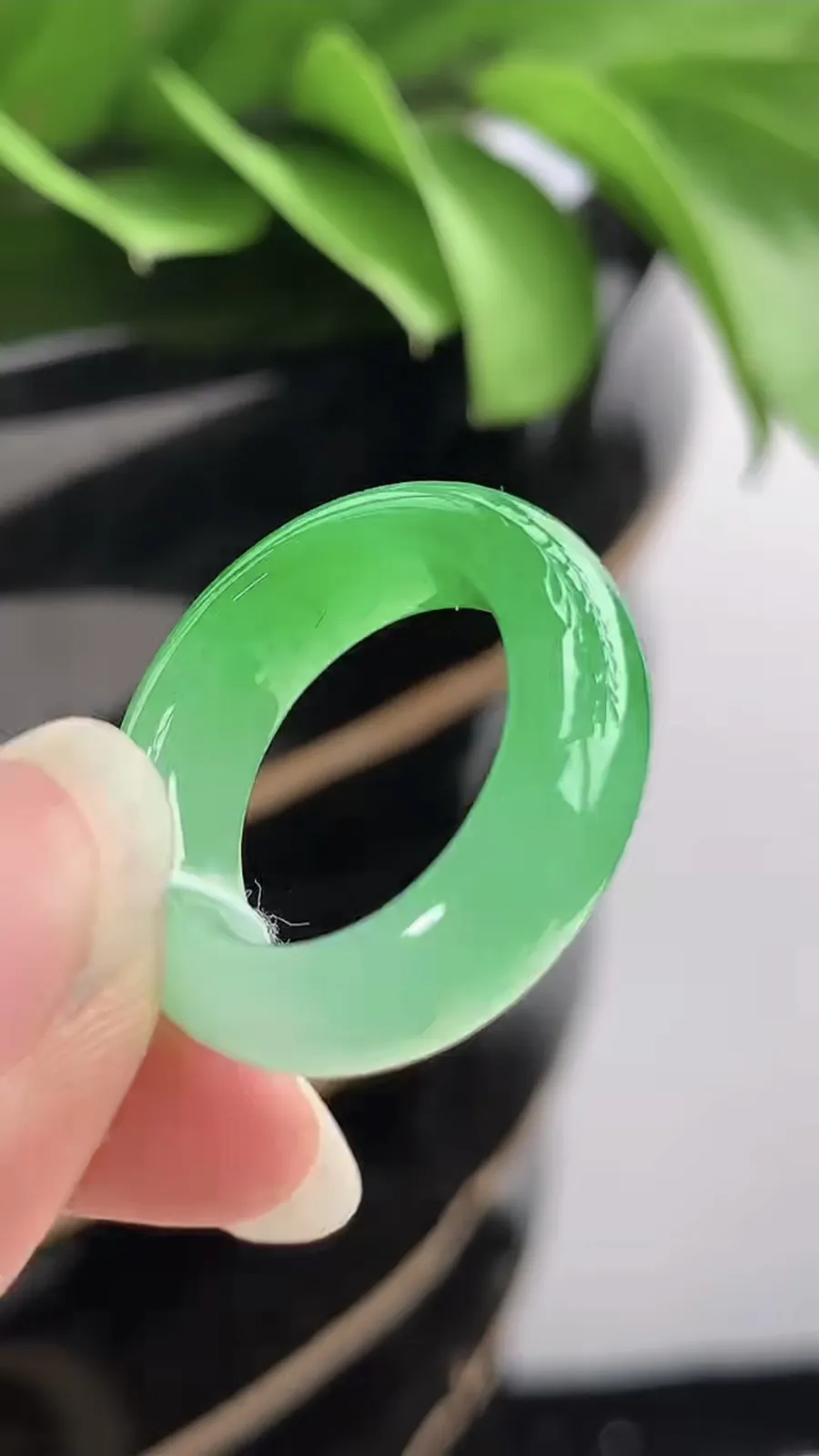 a货翡翠老坑冰种飘绿素面戒指 尺寸16.7×6.6×4.4mm 重量5.60g 1202