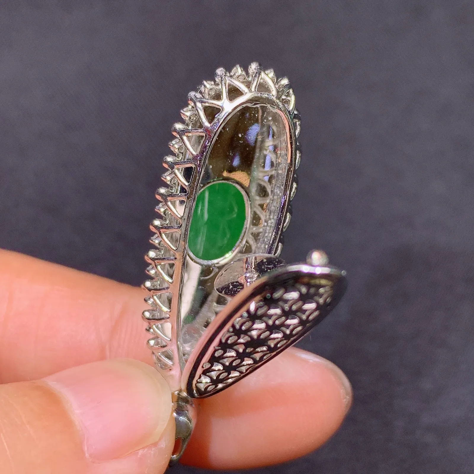 阳绿福瓜吊坠，18k金镶嵌，色泽鲜阳，冰润细腻，种水足， 尺寸37.8*12*10.5