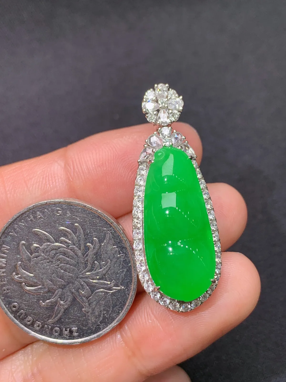 阳绿福豆吊坠，18k金镶嵌，色泽鲜阳，冰润细腻，种水足 尺寸35.8*13.6*10.3