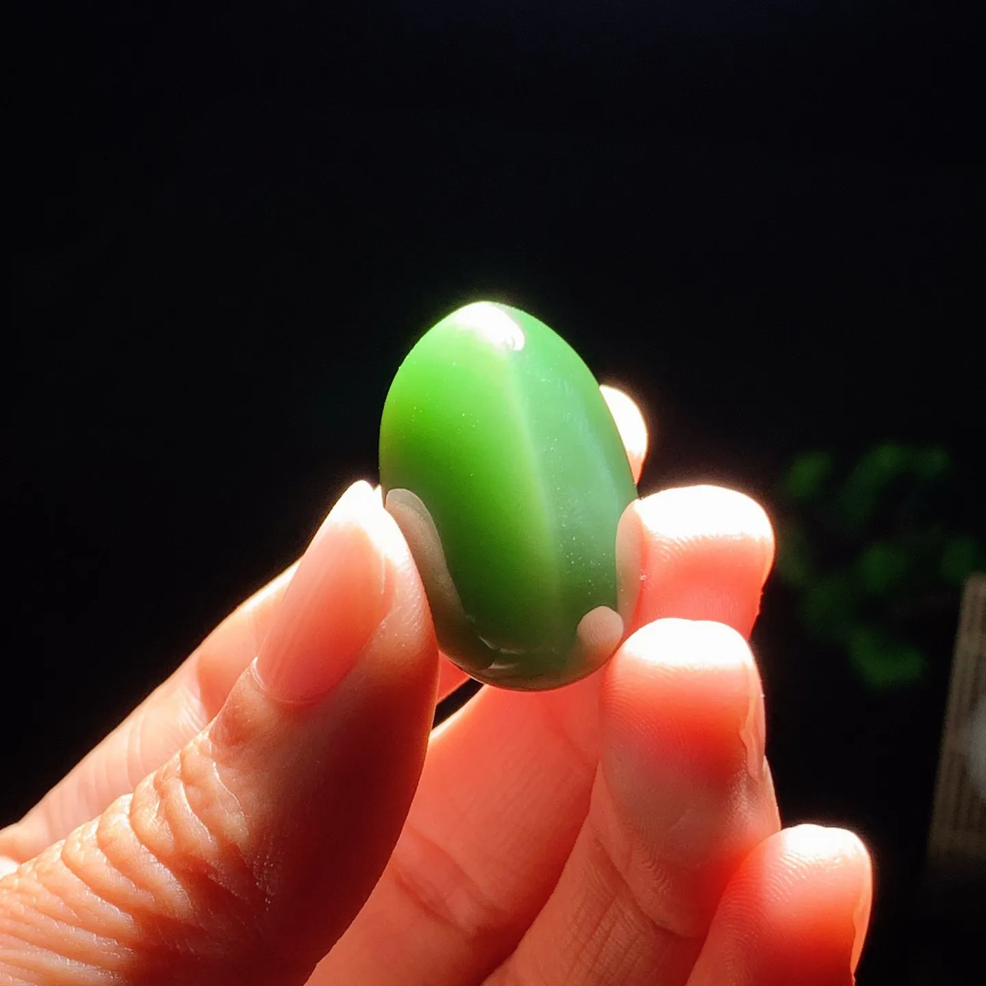 和田玉阳绿猫眼俄罗斯碧玉蛋面 碧玉戒面。尺寸29/19/12重10.5克。玉质细腻油润。手推出油。佩戴高端典雅。lt251201