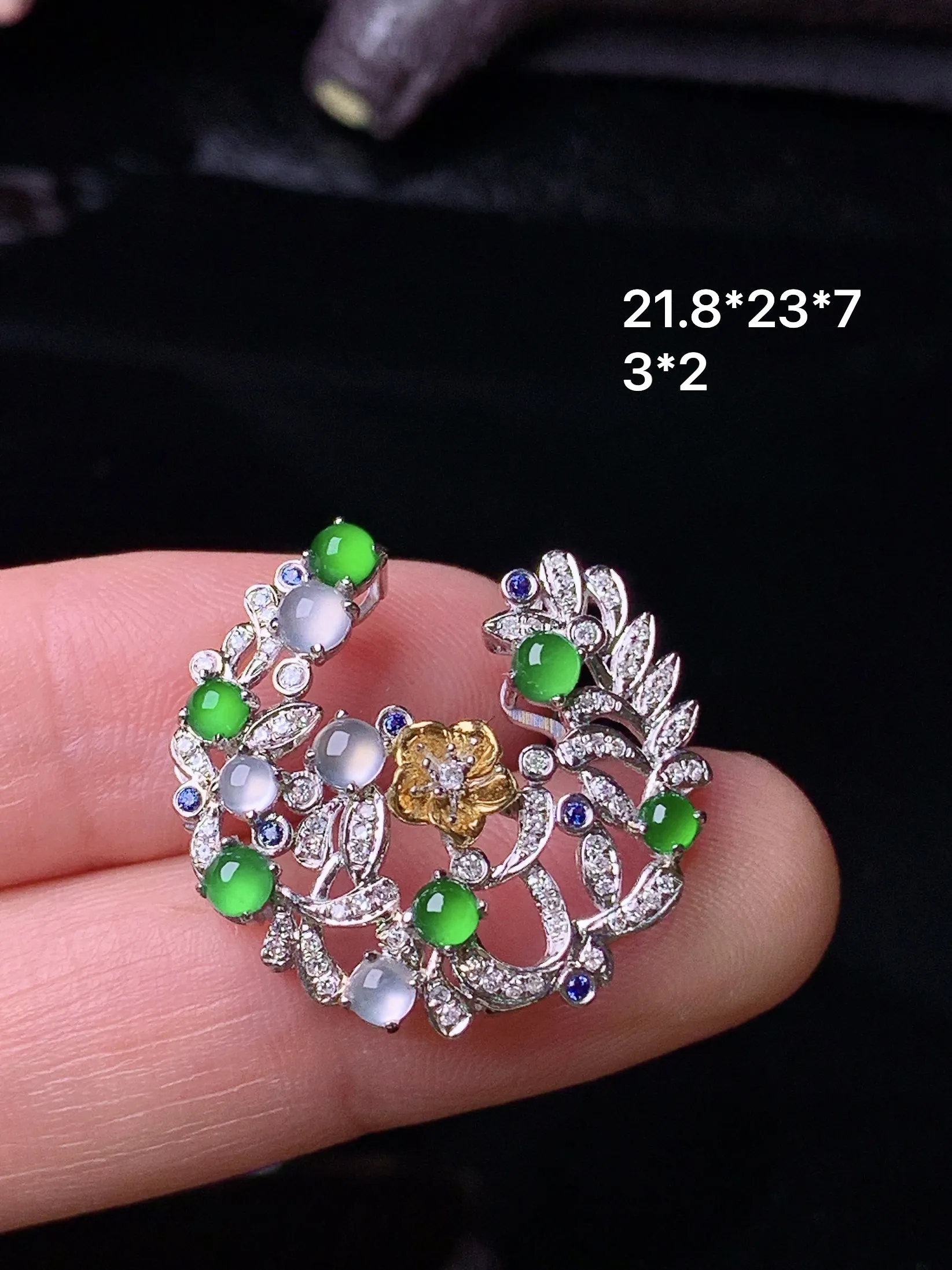 18k金钻镶嵌冰种满绿蛋面组合圣诞款吊坠 玉质细腻 色泽清新艳丽 整体尺寸21.8*23*7