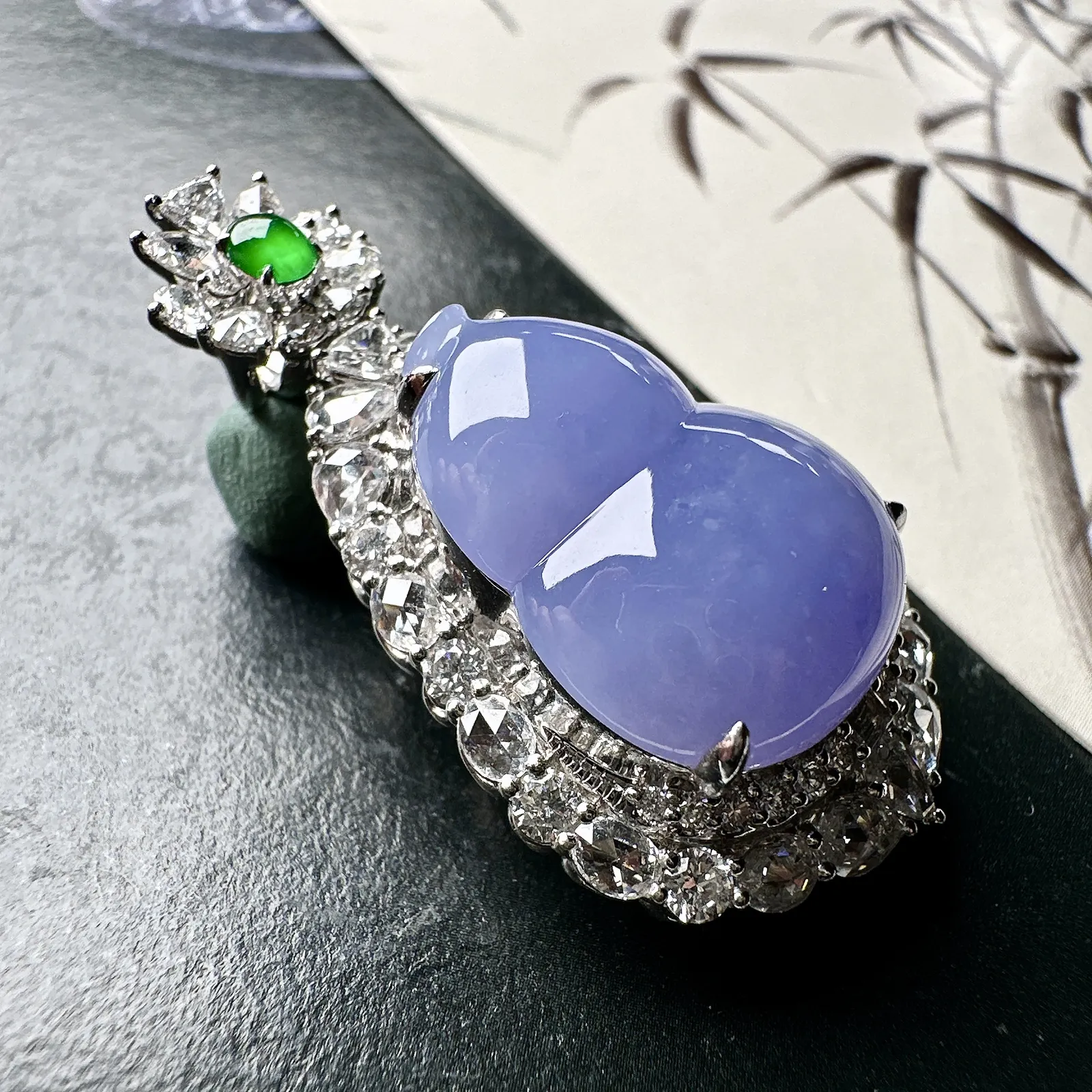 【冰种紫葫芦吊坠】质地细腻，冰透纯净，唯美漂亮，珍藏品质，18K金钻镶嵌，裸石尺寸20.7*16*5.3毫米，佩戴很漂亮。