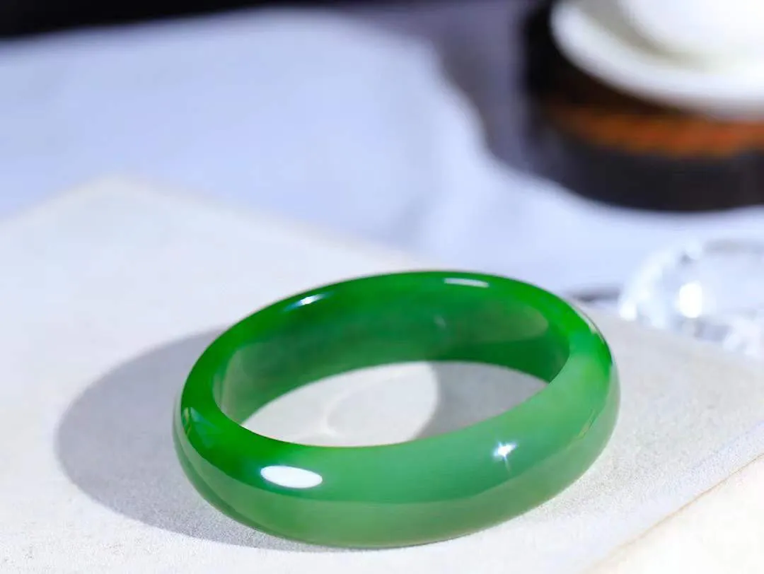 【碧波流转·手镯】

收藏级臻品️和田玉碧玉手镯，玉质细腻温润，手感舒适，️线条流畅，简约大