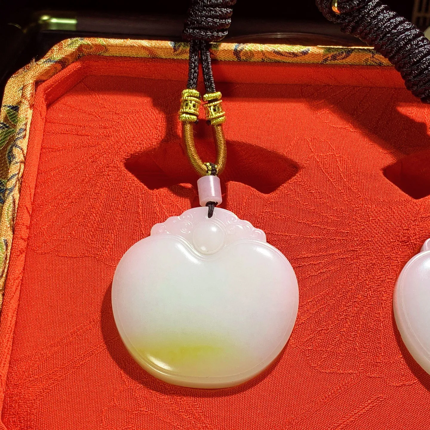 新疆和田玉且末糖羊脂白平安如意锁挂件。尺寸49/50/13重135.8克。白度一级。玉质细腻油润。手推出油。佩戴高端典雅。lt251201