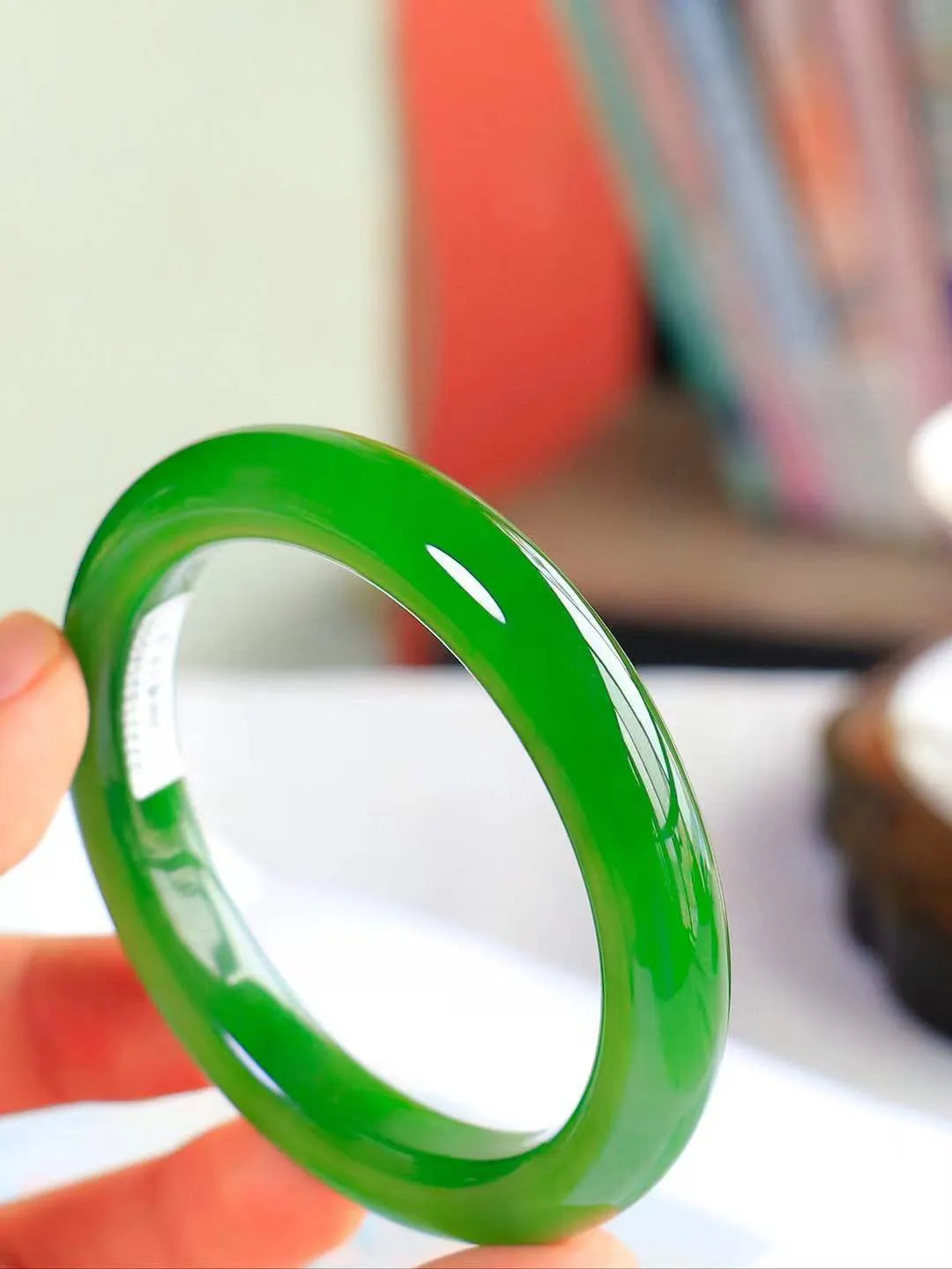 【碧波流转·手镯】

收藏级臻品️和田玉碧玉手镯，玉质细腻温润，手感舒适，️线条流畅，简约大气，美自天成，佩戴于腕间，婉约之美，举手投足间透出那份低调奢华，醉人心扉。
重55.2克 内径圈口58mm尺寸11.2-9.2mm  FDA-13402908